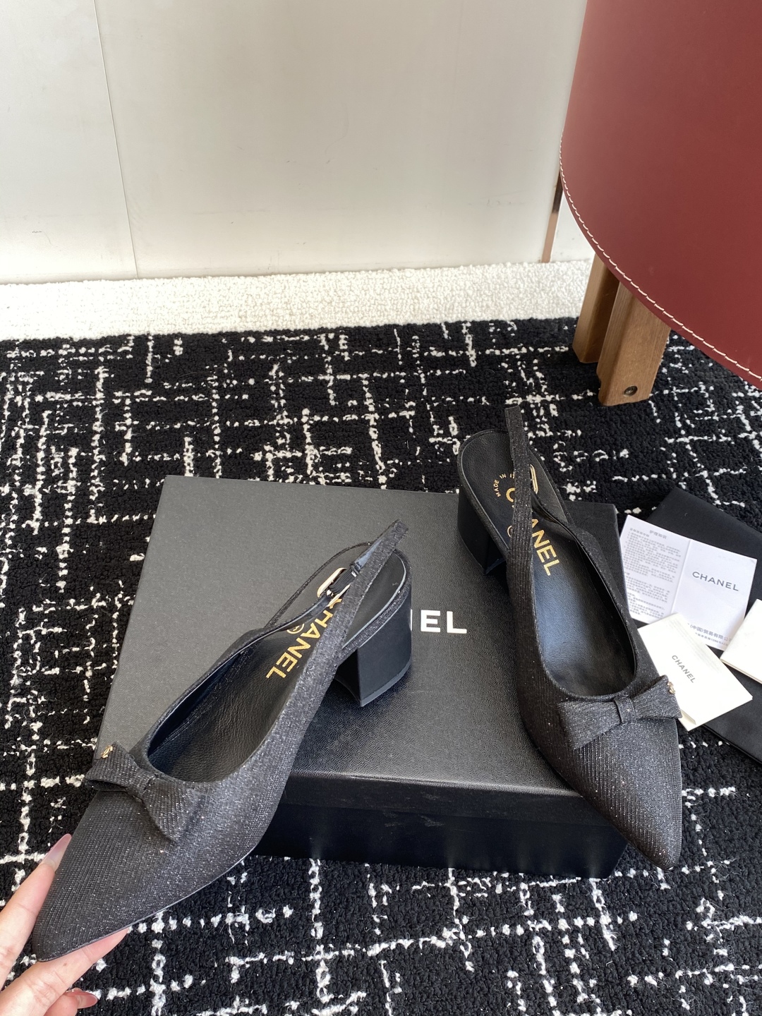 代购级
小香CHANEL25ss 早春新品太香了 蝴蝶结尖头单鞋凉鞋系列!

这双我称之为“氛围感之神”