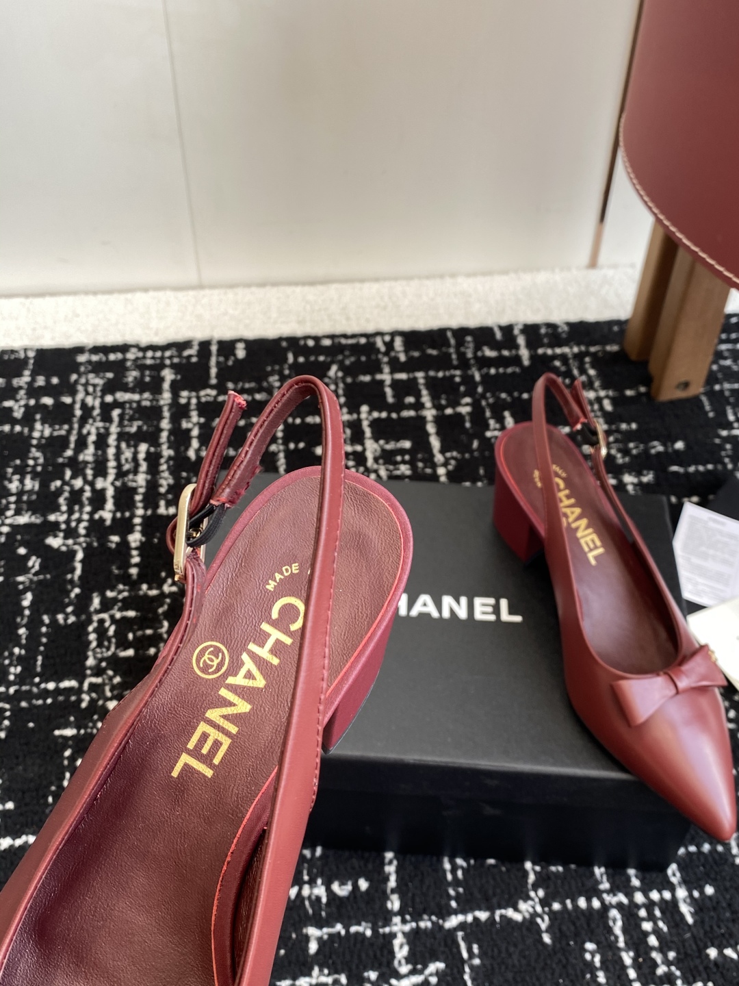 代购级
小香CHANEL25ss 早春新品太香了 蝴蝶结尖头单鞋凉鞋系列!

这双我称之为“氛围感之神”