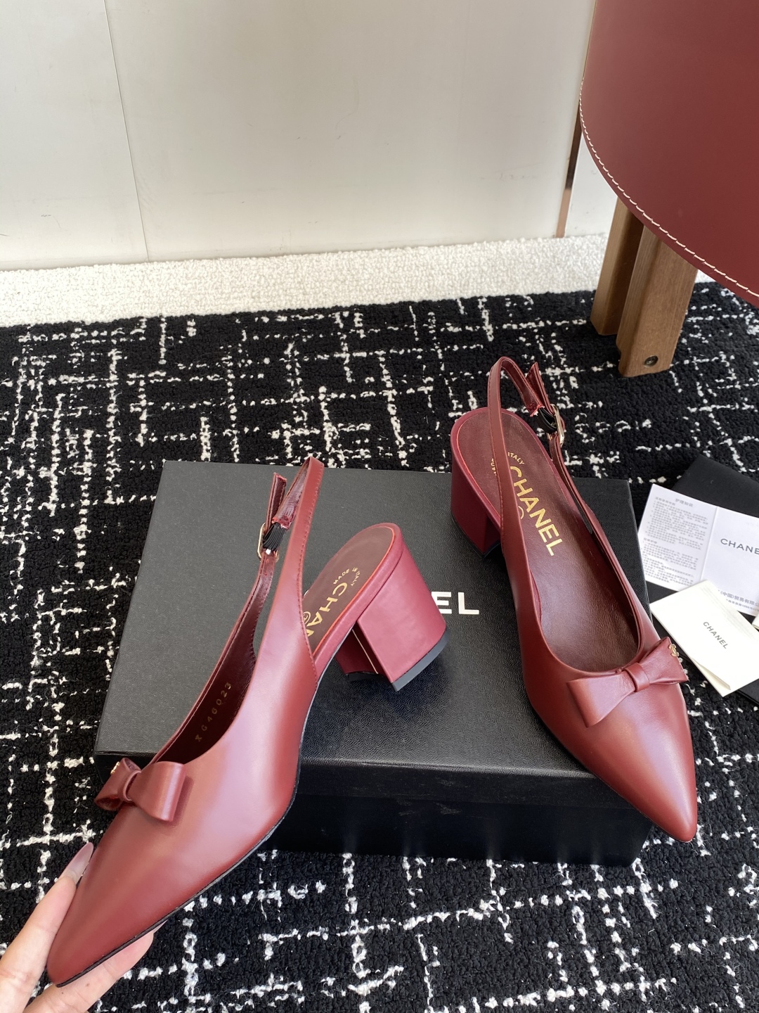 代购级
小香CHANEL25ss 早春新品太香了 蝴蝶结尖头单鞋凉鞋系列!

这双我称之为“氛围感之神”