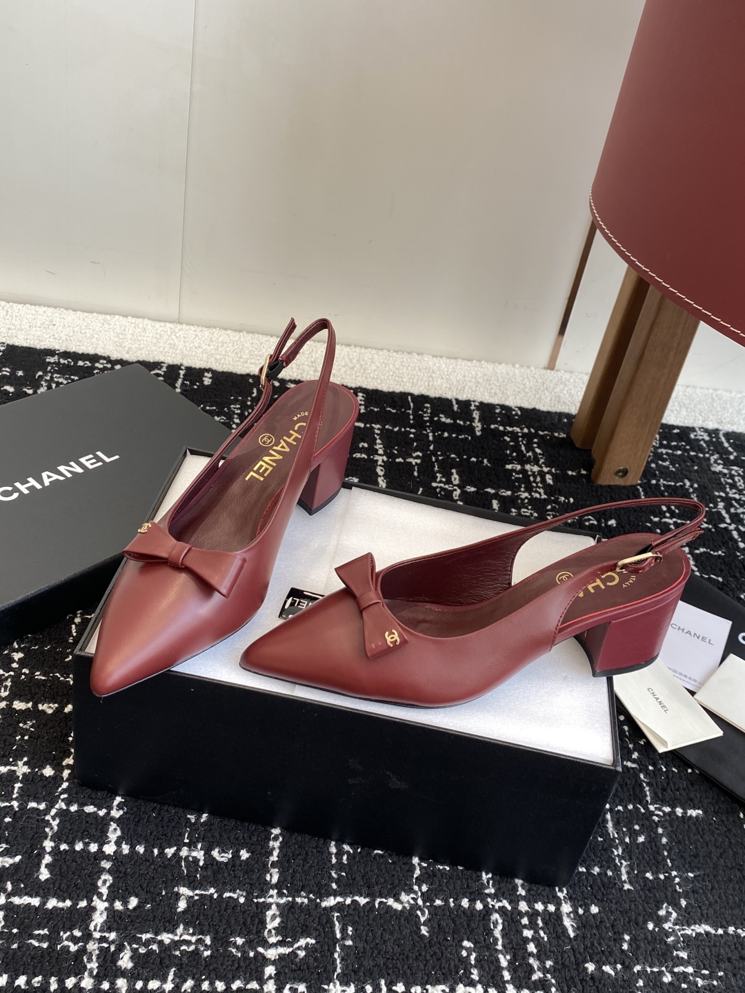 代购级
小香CHANEL25ss 早春新品太香了 蝴蝶结尖头单鞋凉鞋系列!

这双我称之为“氛围感之神”