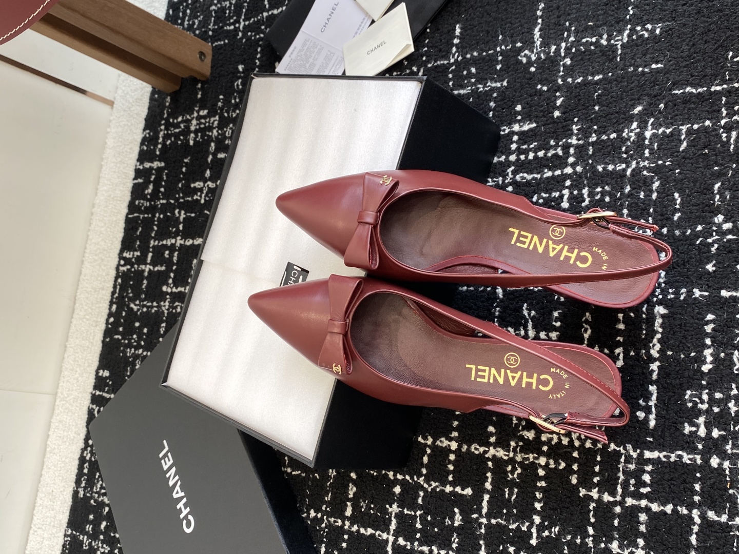 代购级
小香CHANEL25ss 早春新品太香了 蝴蝶结尖头单鞋凉鞋系列!

这双我称之为“氛围感之神”