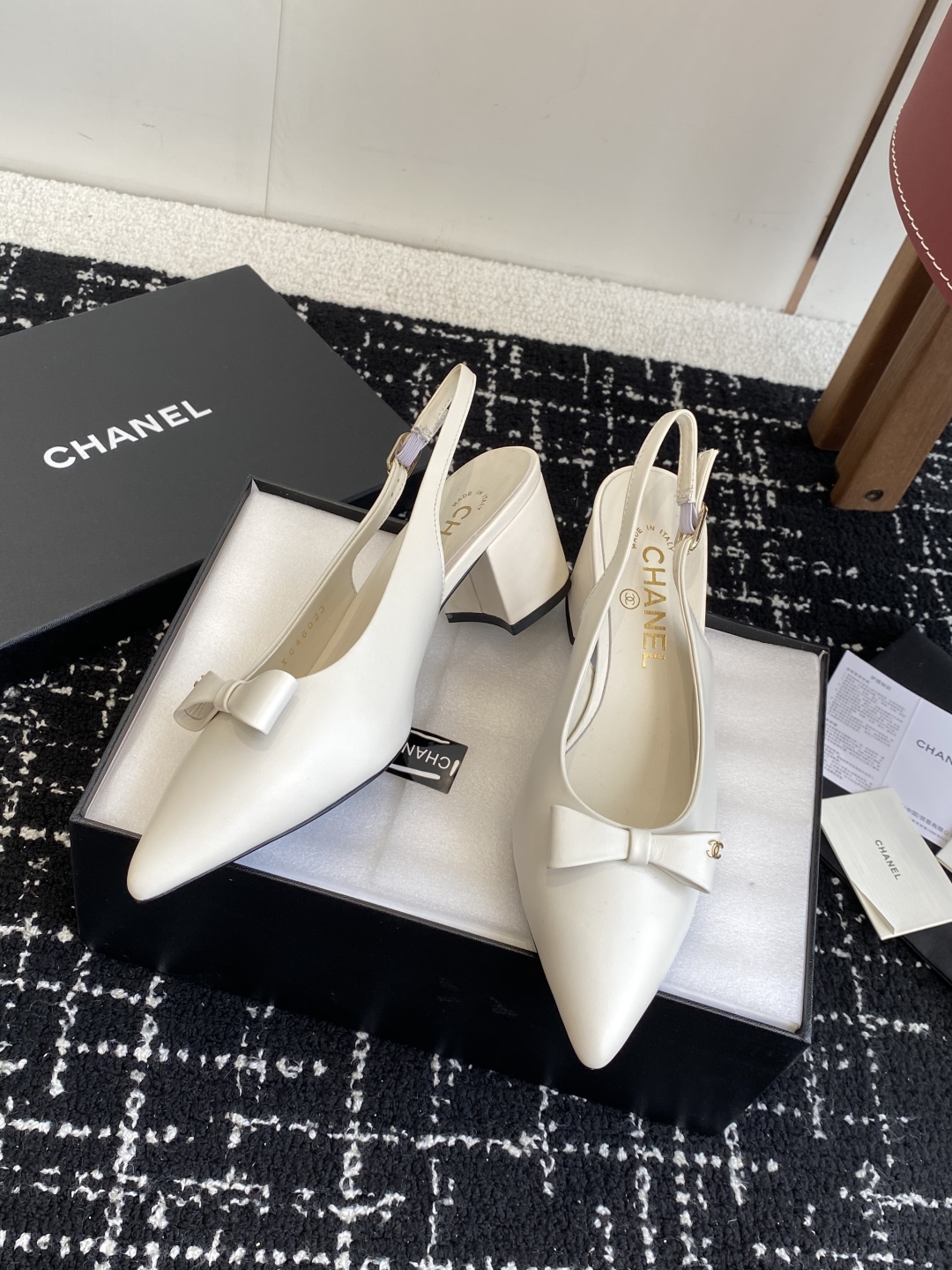 代购级
小香CHANEL25ss 早春新品太香了 蝴蝶结尖头单鞋凉鞋系列!

这双我称之为“氛围感之神”