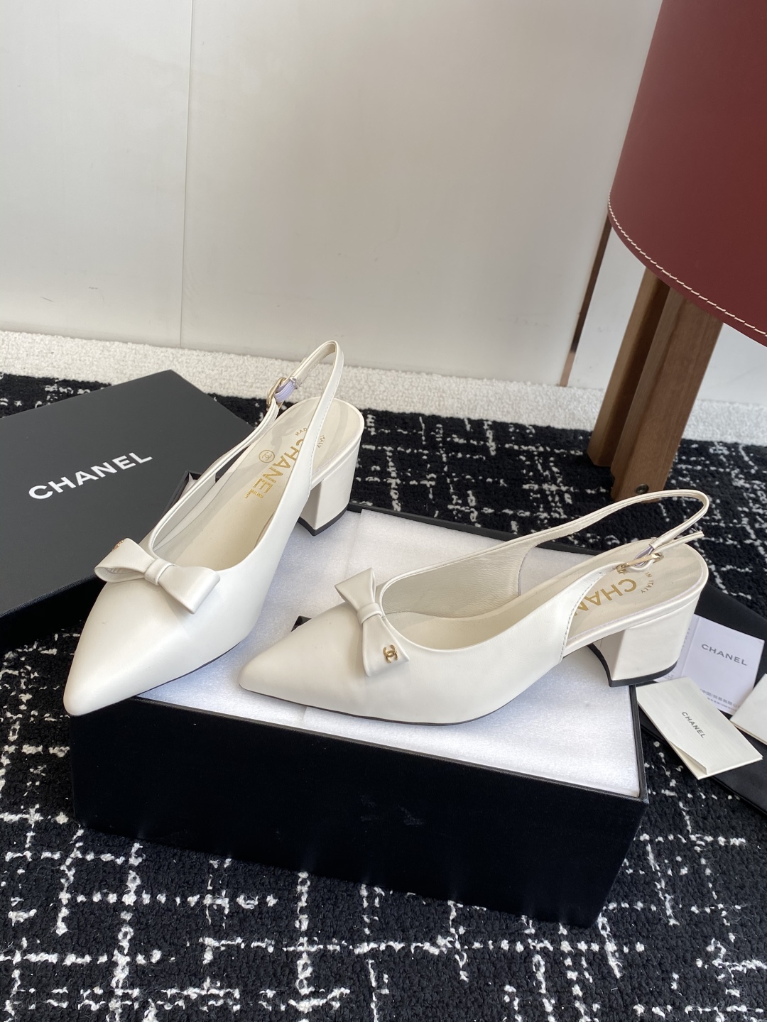 代购级
小香CHANEL25ss 早春新品太香了 蝴蝶结尖头单鞋凉鞋系列!

这双我称之为“氛围感之神”