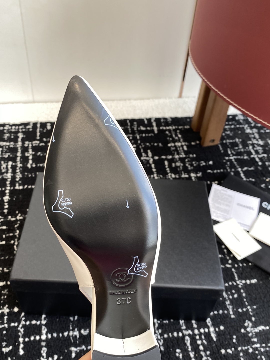代购级
小香CHANEL25ss 早春新品太香了 蝴蝶结尖头单鞋凉鞋系列!

这双我称之为“氛围感之神”