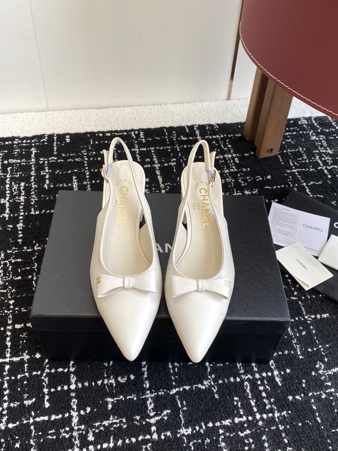 代购级
小香CHANEL25ss 早春新品太香了 蝴蝶结尖头单鞋凉鞋系列!

这双我称之为“氛围感之神”