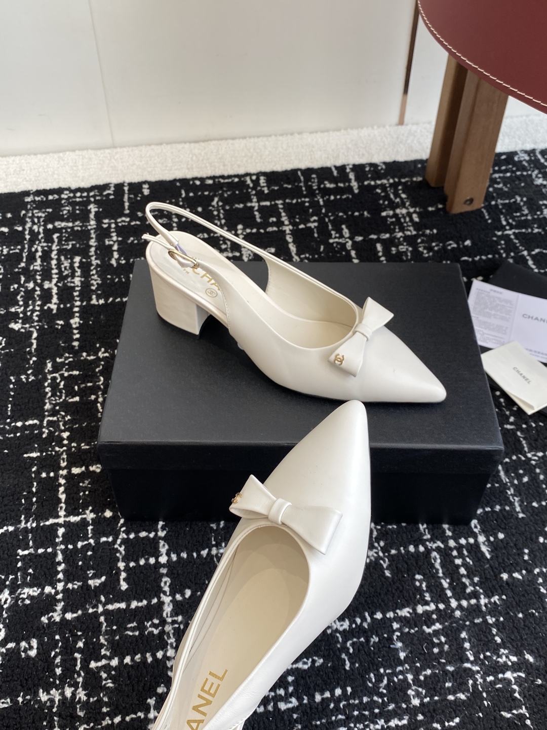 代购级
小香CHANEL25ss 早春新品太香了 蝴蝶结尖头单鞋凉鞋系列!

这双我称之为“氛围感之神”
