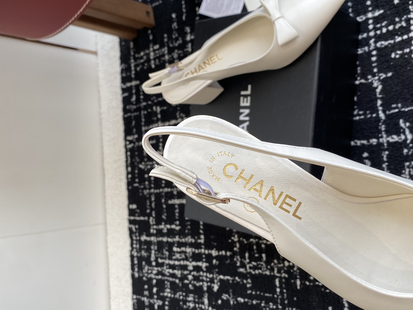 代购级
小香CHANEL25ss 早春新品太香了 蝴蝶结尖头单鞋凉鞋系列!

这双我称之为“氛围感之神”