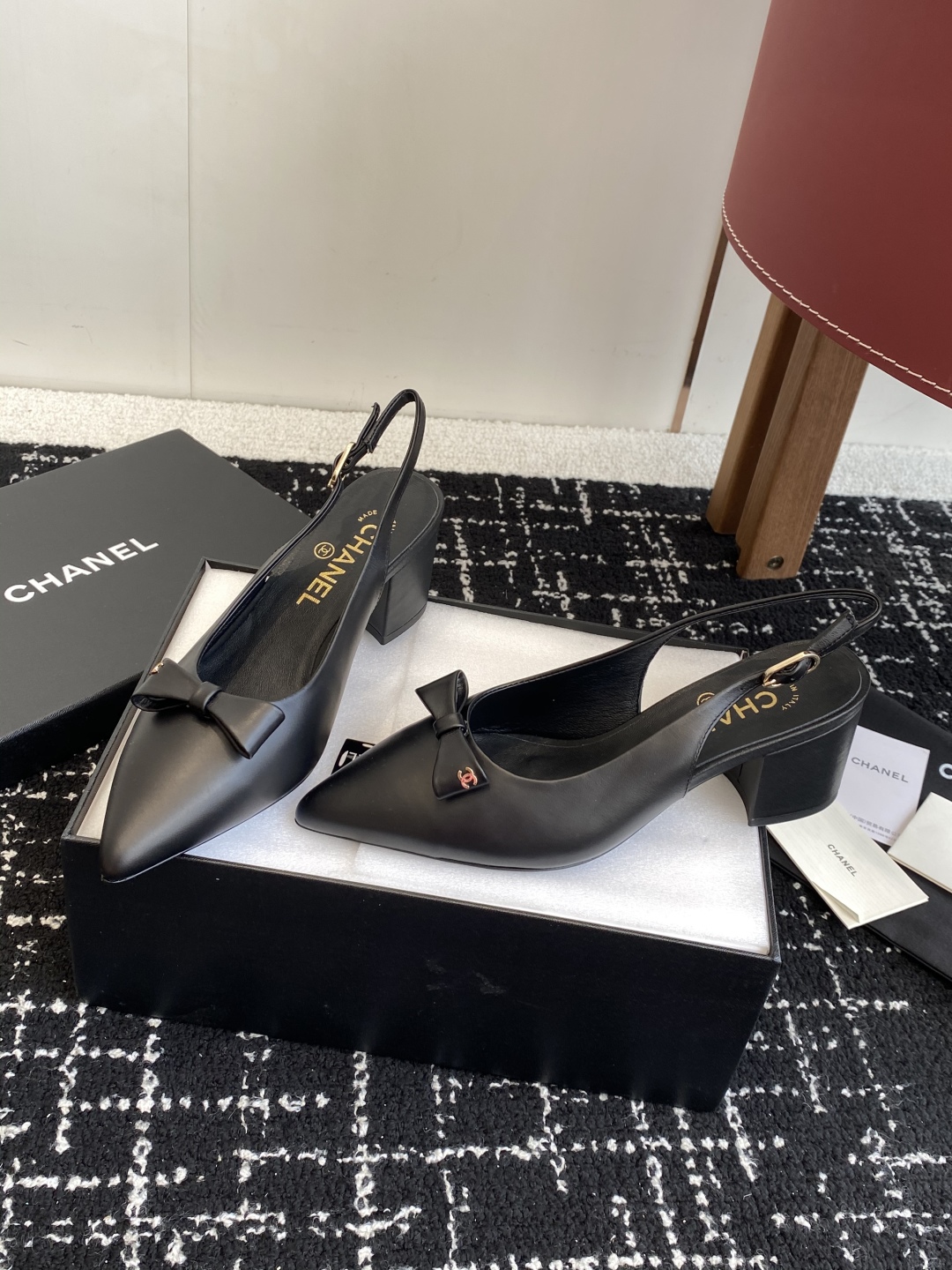 代购级
小香CHANEL25ss 早春新品太香了 蝴蝶结尖头单鞋凉鞋系列!

这双我称之为“氛围感之神”