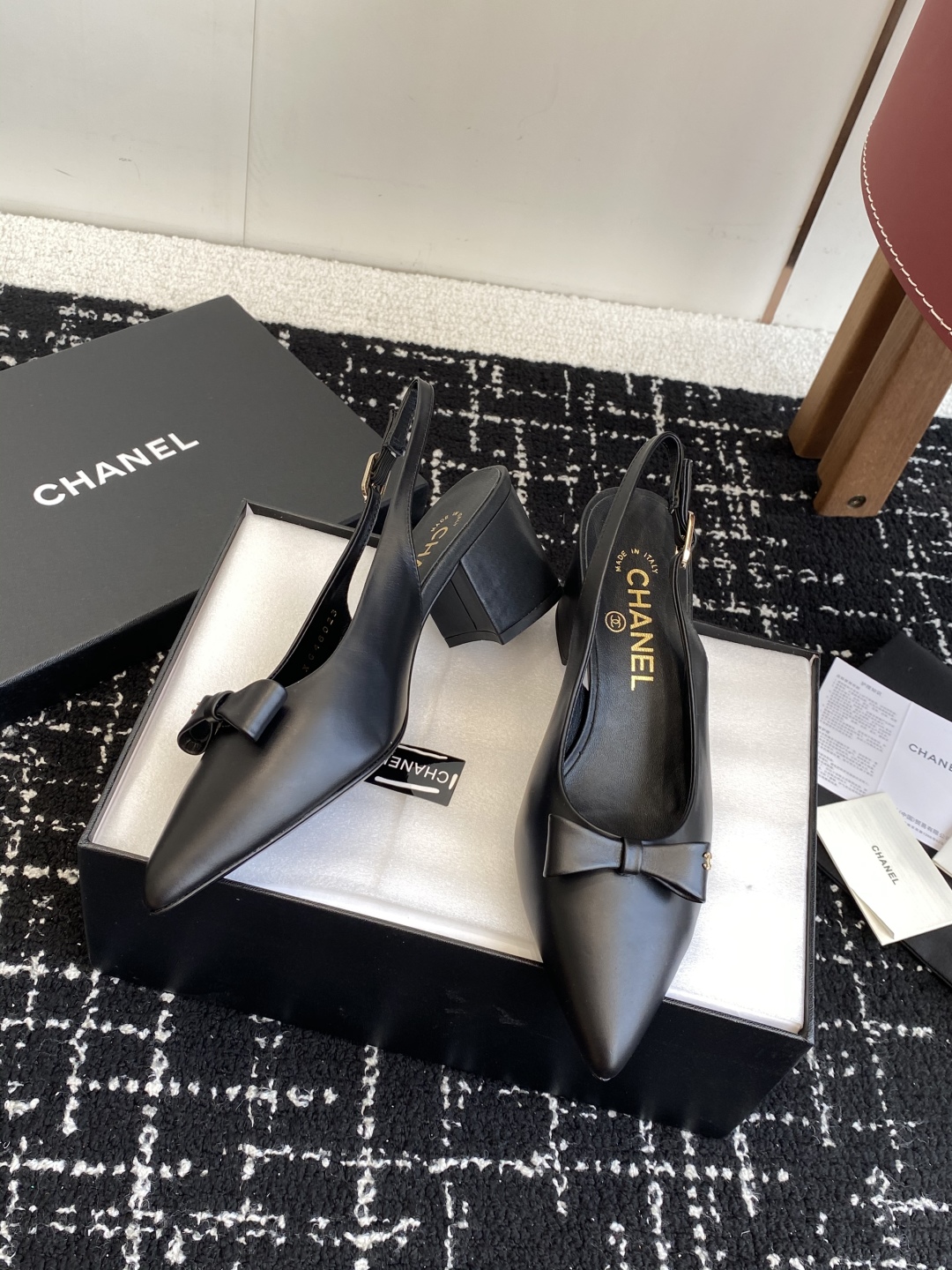 代购级
小香CHANEL25ss 早春新品太香了 蝴蝶结尖头单鞋凉鞋系列!

这双我称之为“氛围感之神”