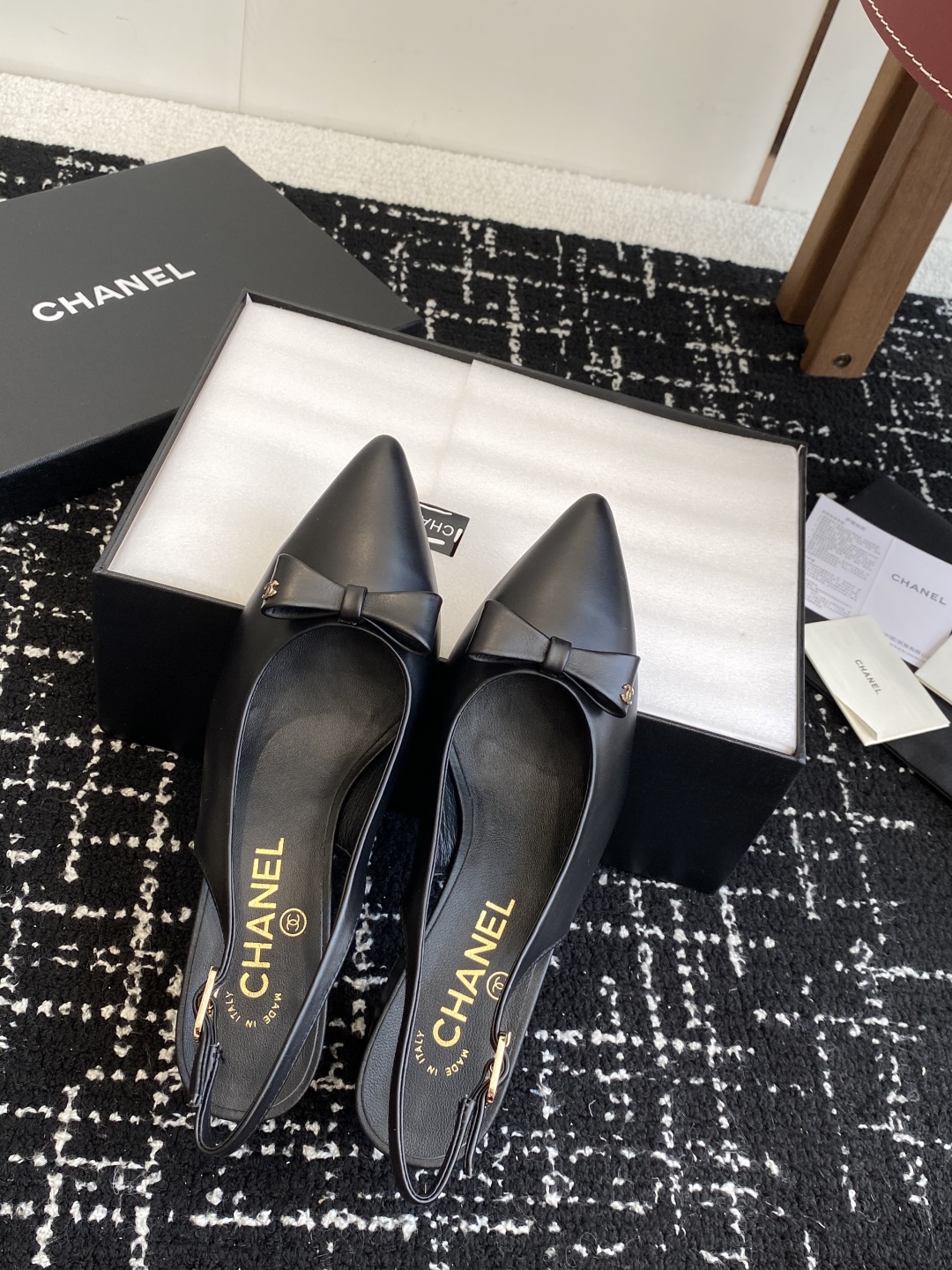 代购级
小香CHANEL25ss 早春新品太香了 蝴蝶结尖头单鞋凉鞋系列!

这双我称之为“氛围感之神”