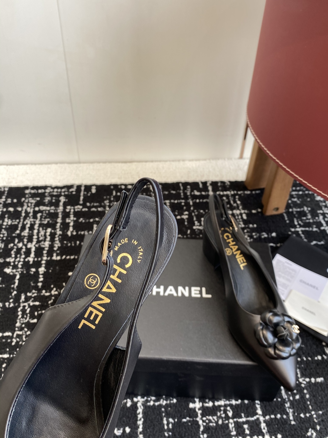 代购级
小香CHANEL25ss 早春新品太香了 山茶花尖头单鞋凉鞋系列!

这双我称之为“氛围感之神”