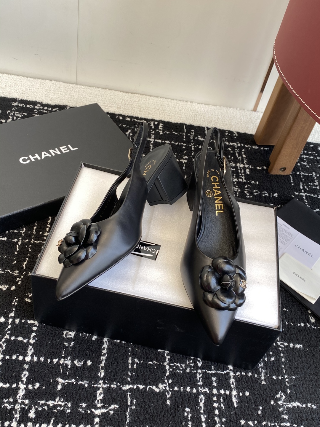 代购级
小香CHANEL25ss 早春新品太香了 山茶花尖头单鞋凉鞋系列!

这双我称之为“氛围感之神”