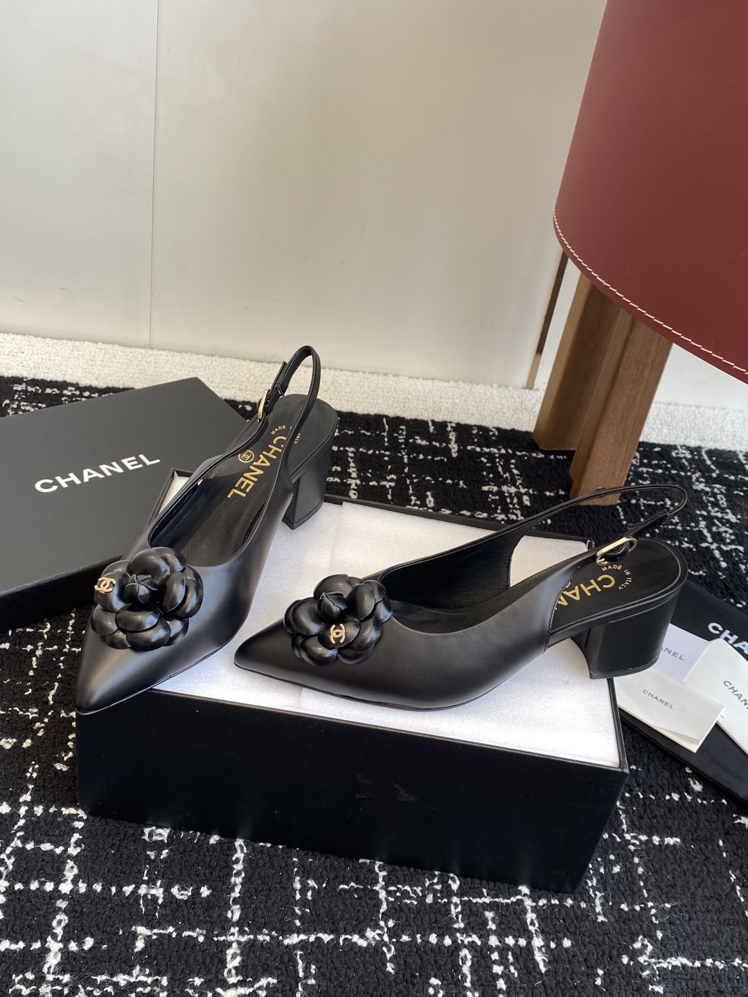 代购级
小香CHANEL25ss 早春新品太香了 山茶花尖头单鞋凉鞋系列!

这双我称之为“氛围感之神”