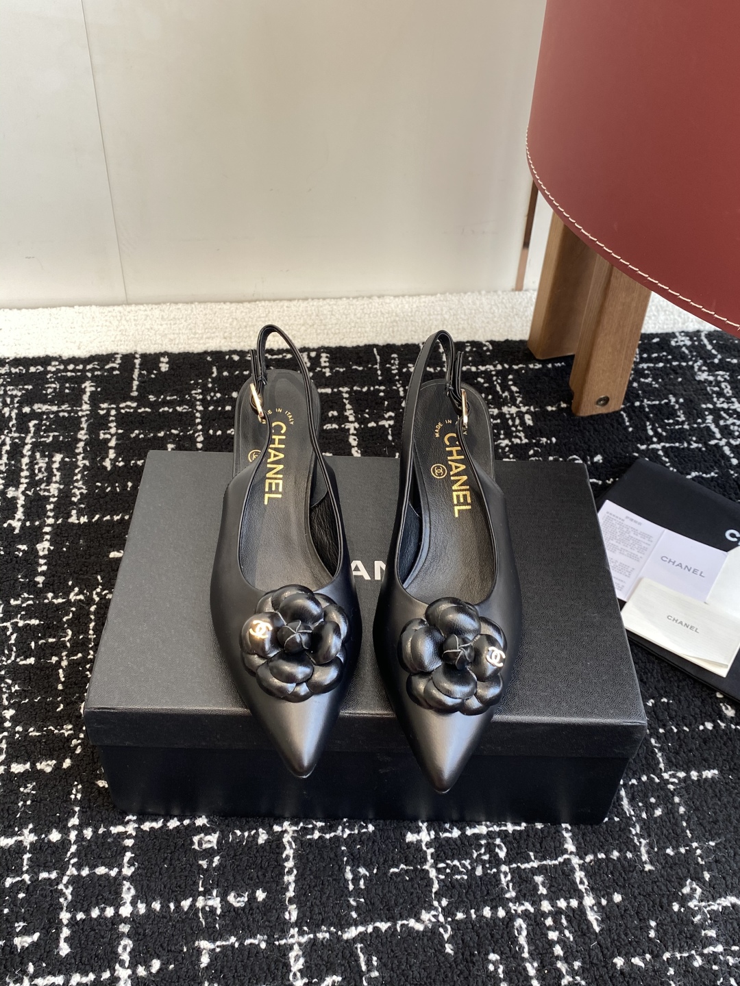 代购级
小香CHANEL25ss 早春新品太香了 山茶花尖头单鞋凉鞋系列!

这双我称之为“氛围感之神”