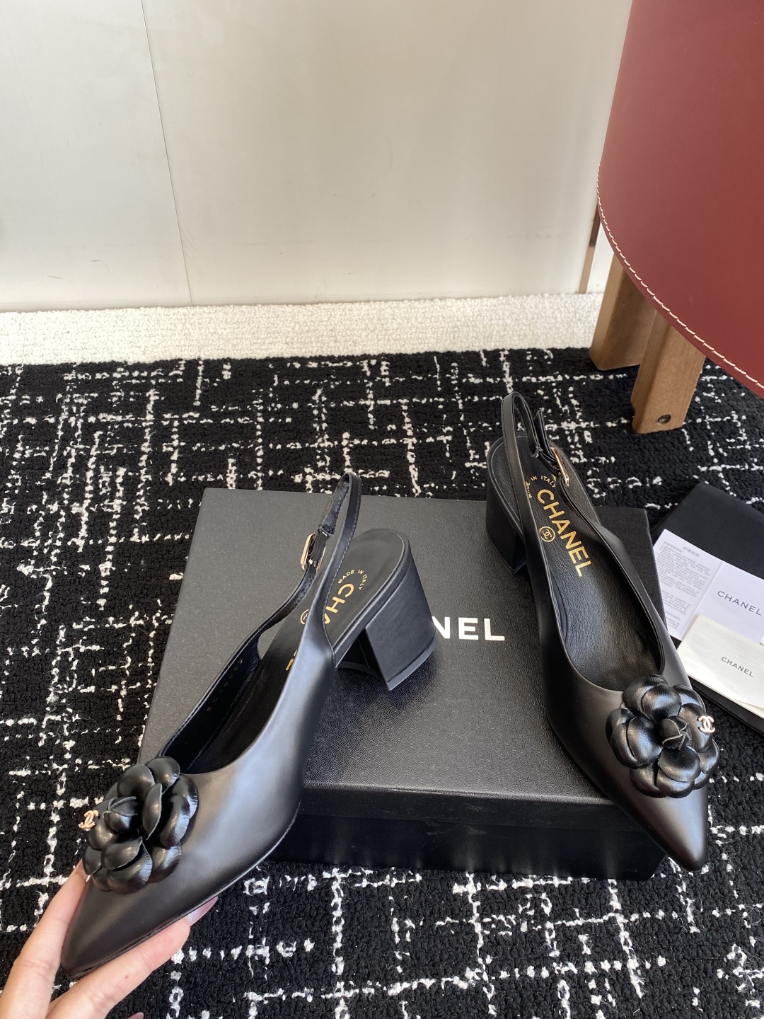 代购级
小香CHANEL25ss 早春新品太香了 山茶花尖头单鞋凉鞋系列!

这双我称之为“氛围感之神”
