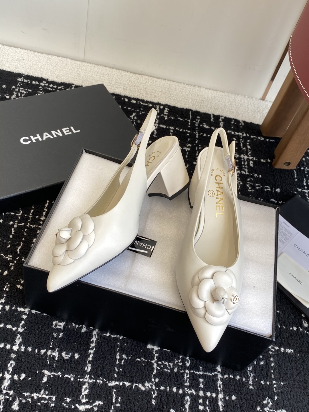 代购级
小香CHANEL25ss 早春新品太香了 山茶花尖头单鞋凉鞋系列!

这双我称之为“氛围感之神”