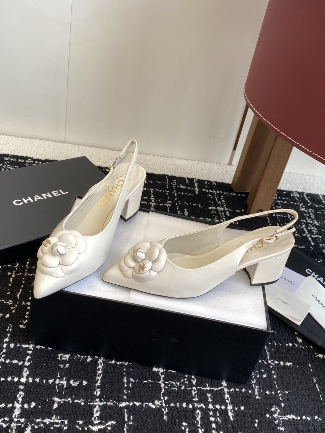 代购级
小香CHANEL25ss 早春新品太香了 山茶花尖头单鞋凉鞋系列!

这双我称之为“氛围感之神”