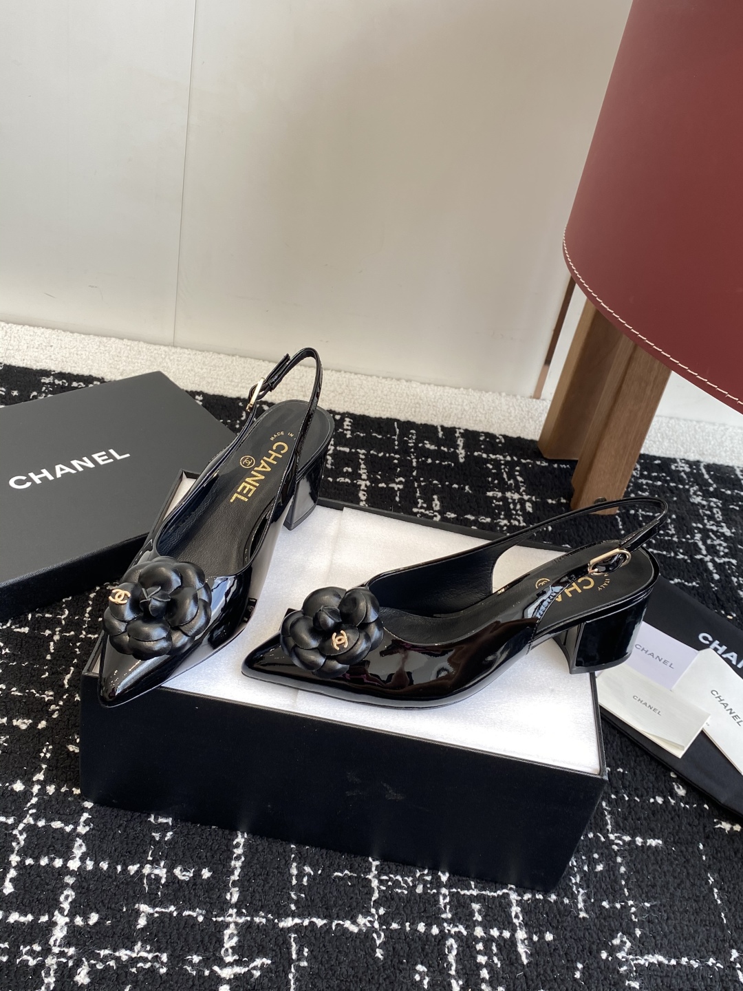 代购级
小香CHANEL25ss 早春新品太香了 山茶花尖头单鞋凉鞋系列!

这双我称之为“氛围感之神”