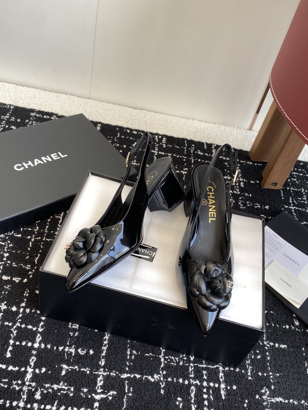 代购级
小香CHANEL25ss 早春新品太香了 山茶花尖头单鞋凉鞋系列!

这双我称之为“氛围感之神”
