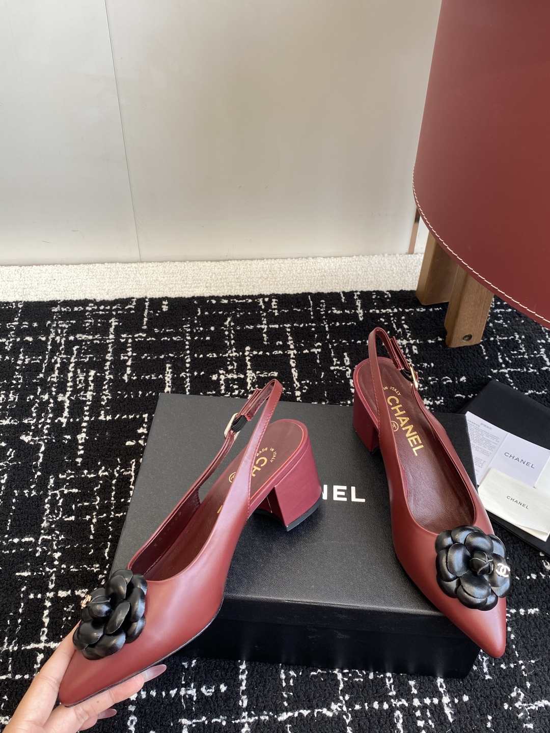 代购级
小香CHANEL25ss 早春新品太香了 山茶花尖头单鞋凉鞋系列!

这双我称之为“氛围感之神”