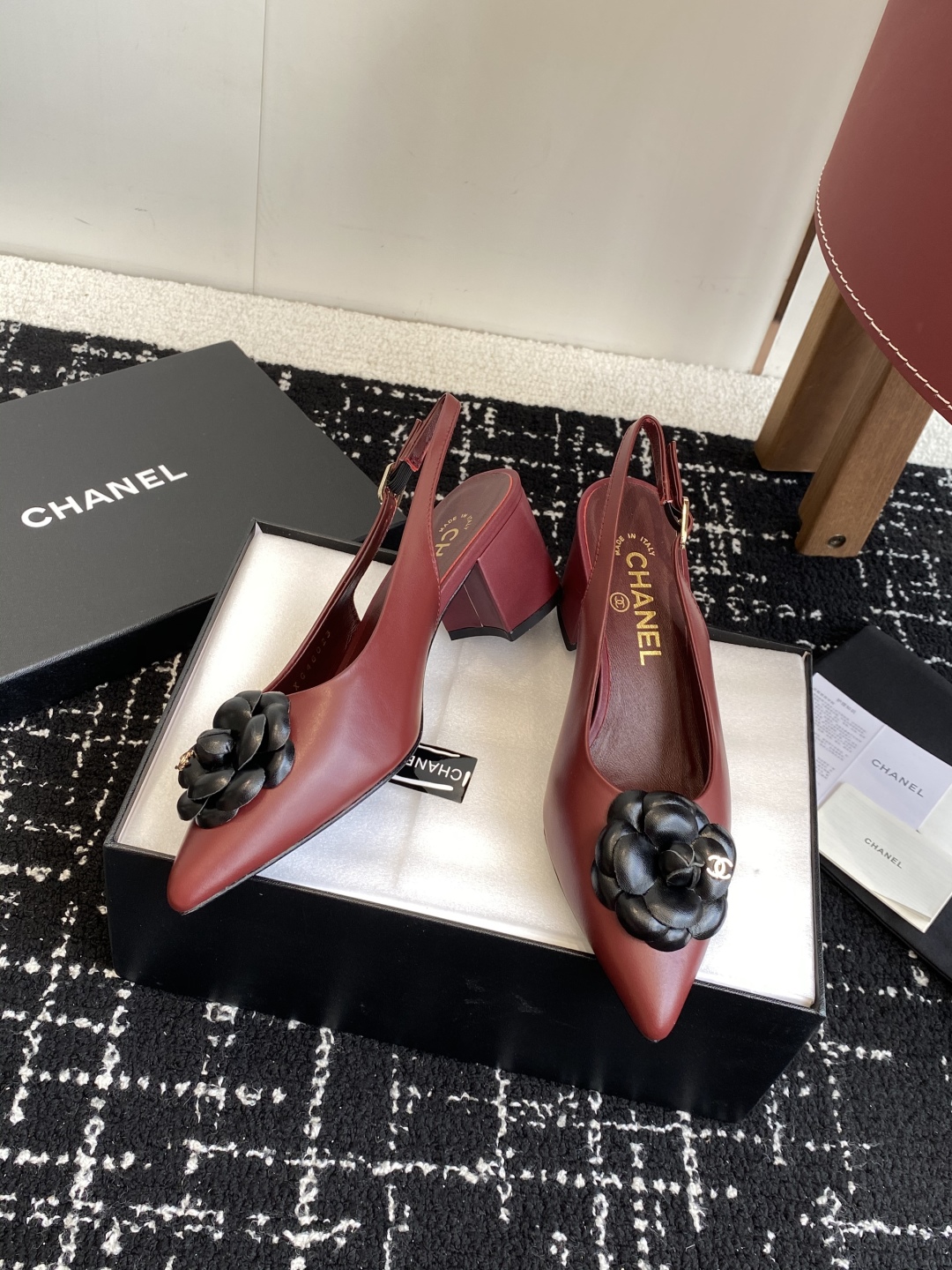 代购级
小香CHANEL25ss 早春新品太香了 山茶花尖头单鞋凉鞋系列!

这双我称之为“氛围感之神”