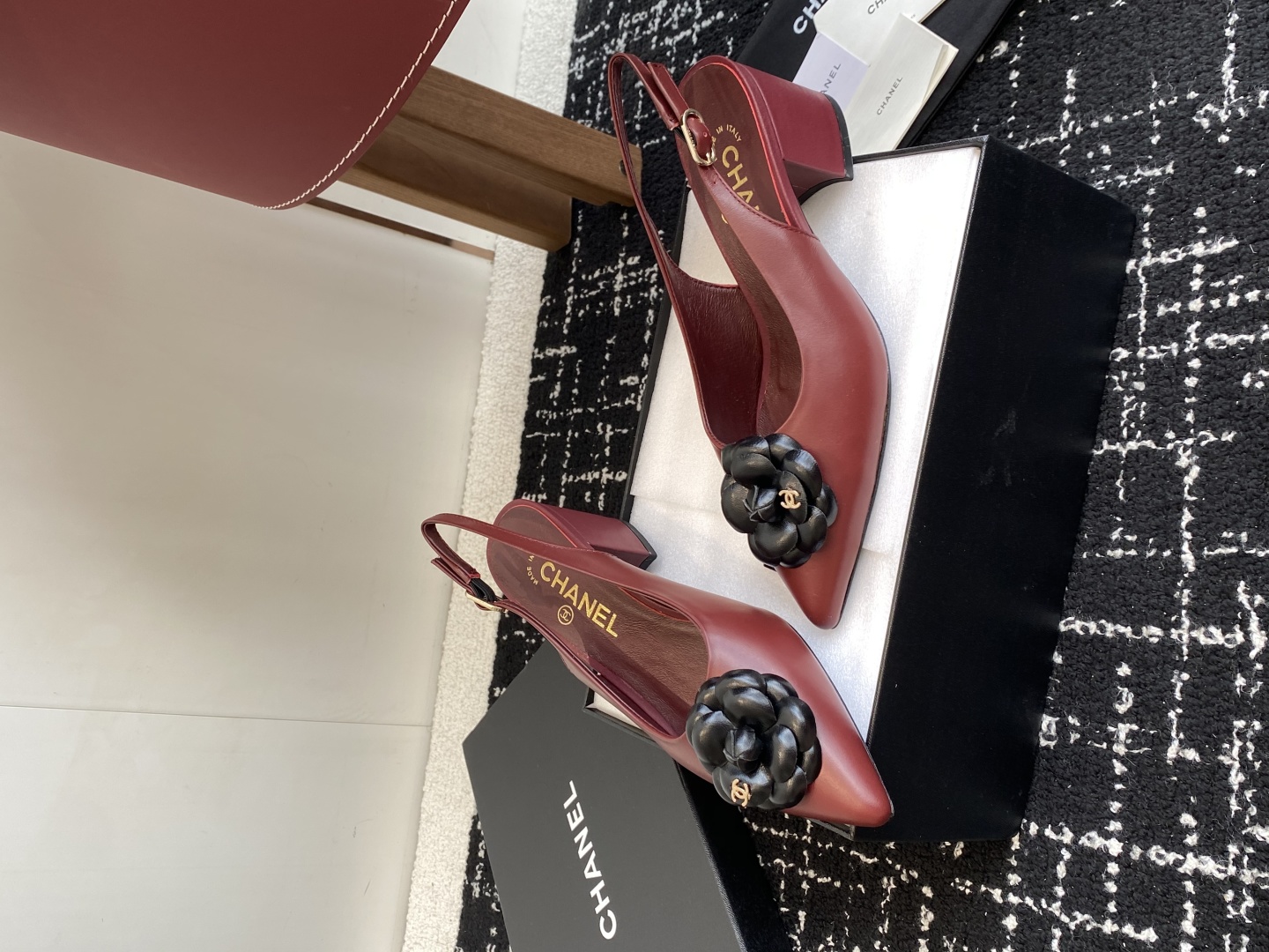 代购级
小香CHANEL25ss 早春新品太香了 山茶花尖头单鞋凉鞋系列!

这双我称之为“氛围感之神”