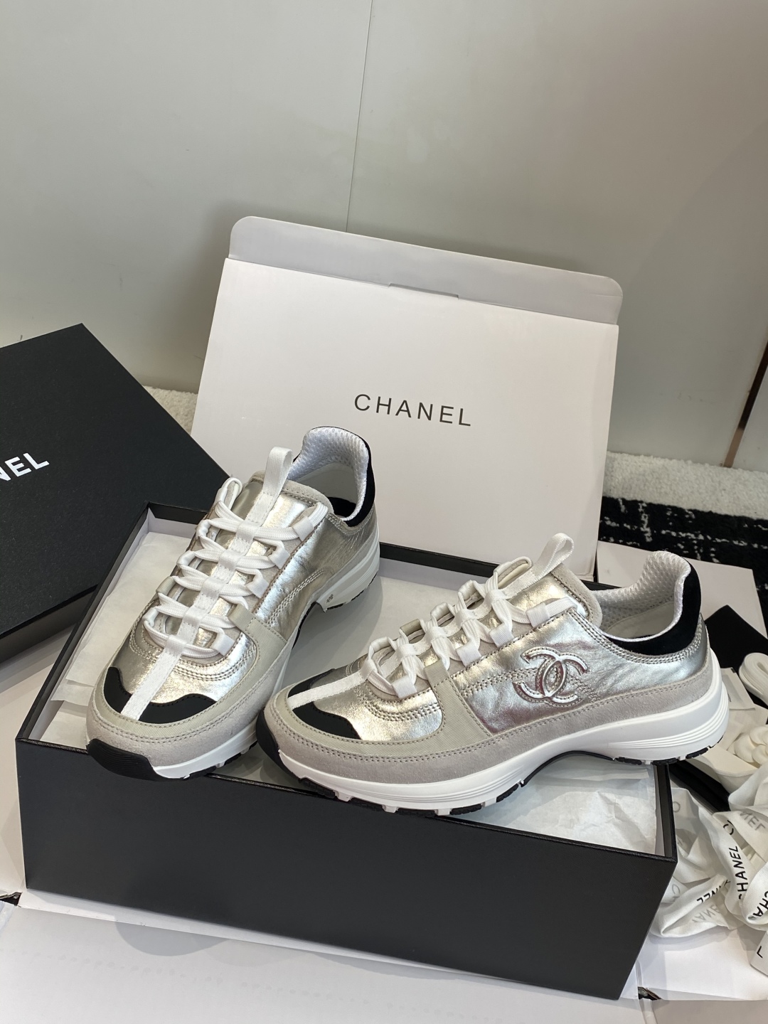 东莞代购级
Chanel香奈儿 25ss 春夏新款专柜顶级休闲款运动鞋

这款经典设计 鞋面多种工艺电绣