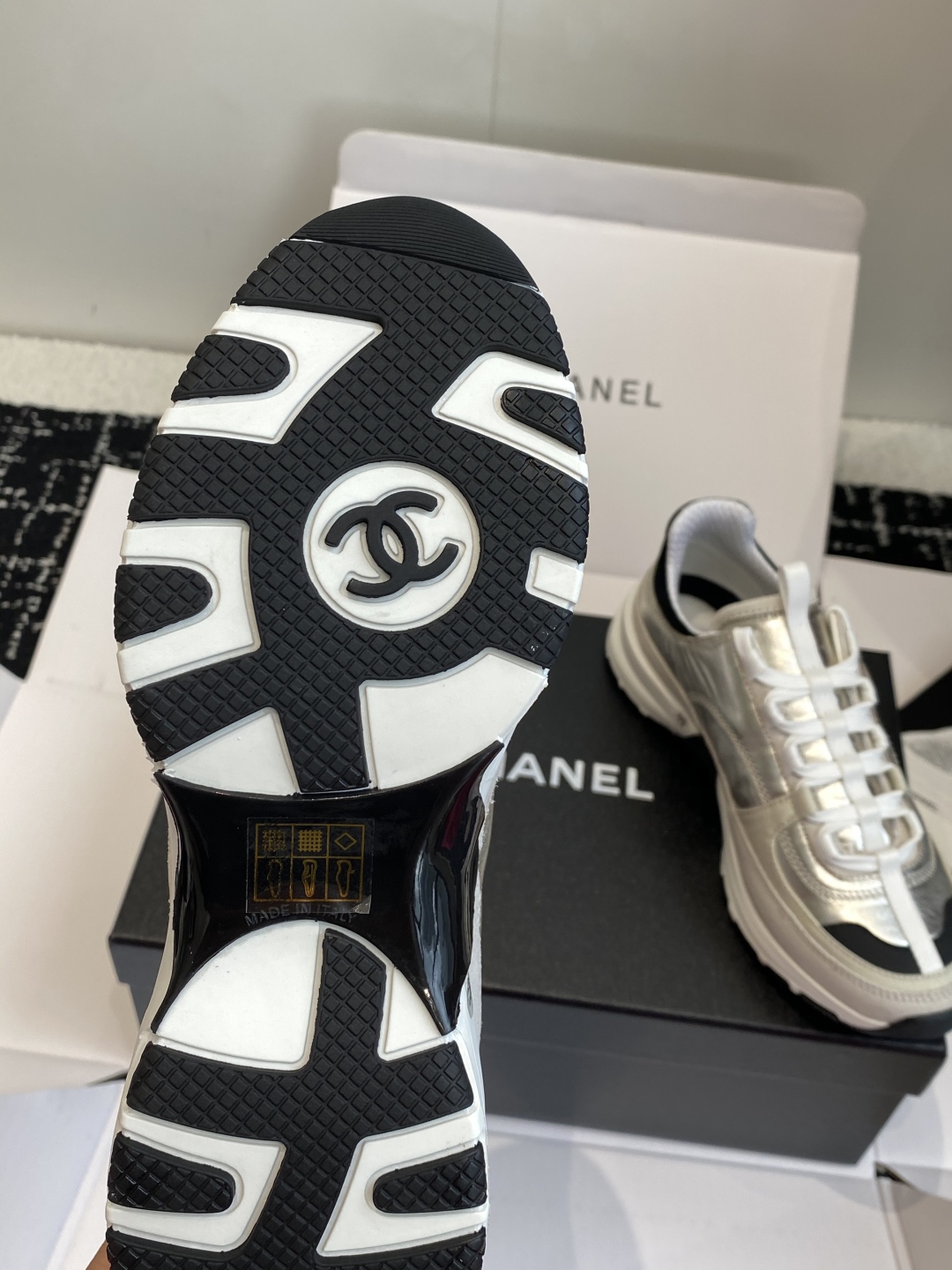 东莞代购级
Chanel香奈儿 25ss 春夏新款专柜顶级休闲款运动鞋

这款经典设计 鞋面多种工艺电绣