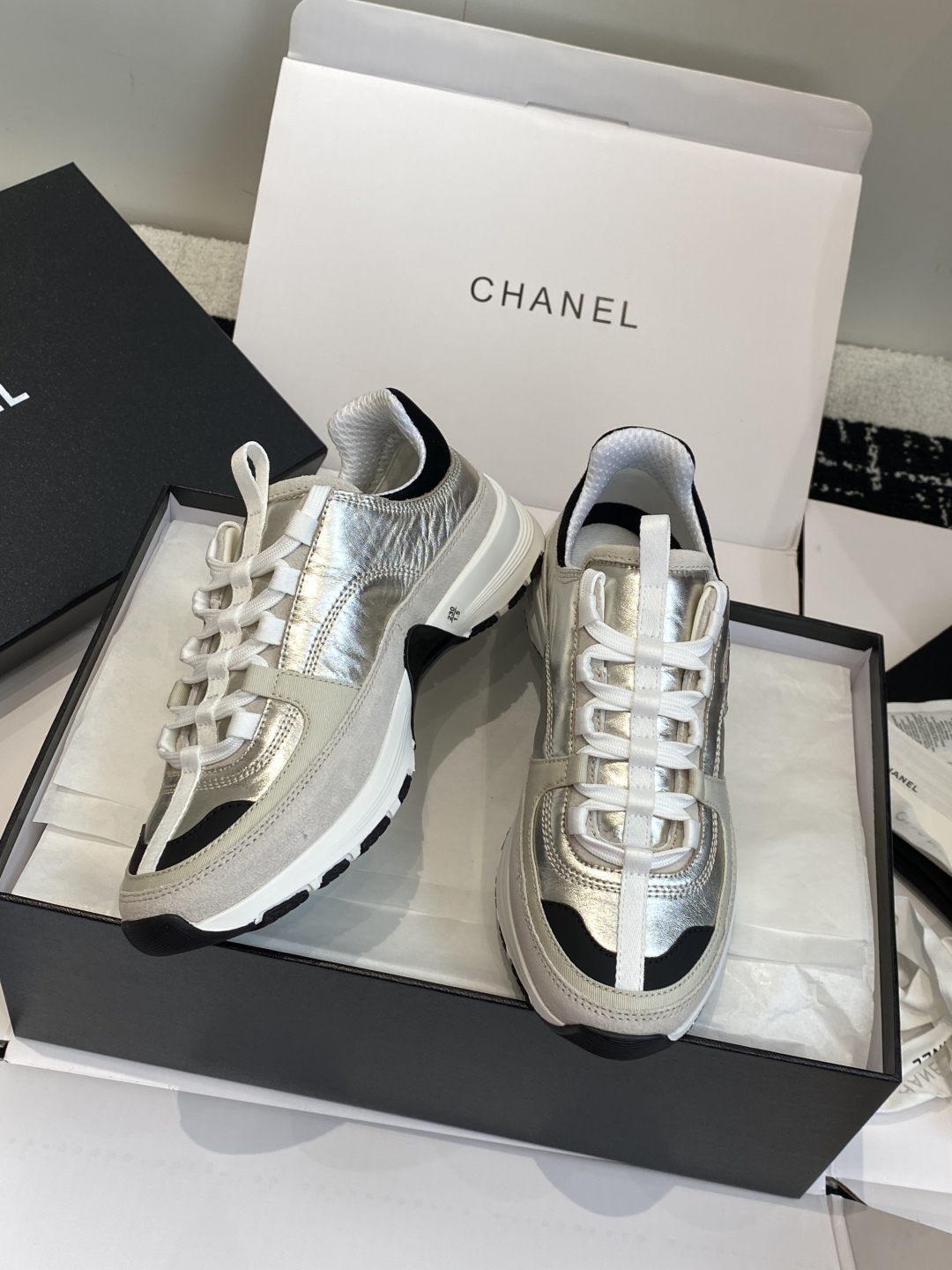 东莞代购级
Chanel香奈儿 25ss 春夏新款专柜顶级休闲款运动鞋

这款经典设计 鞋面多种工艺电绣