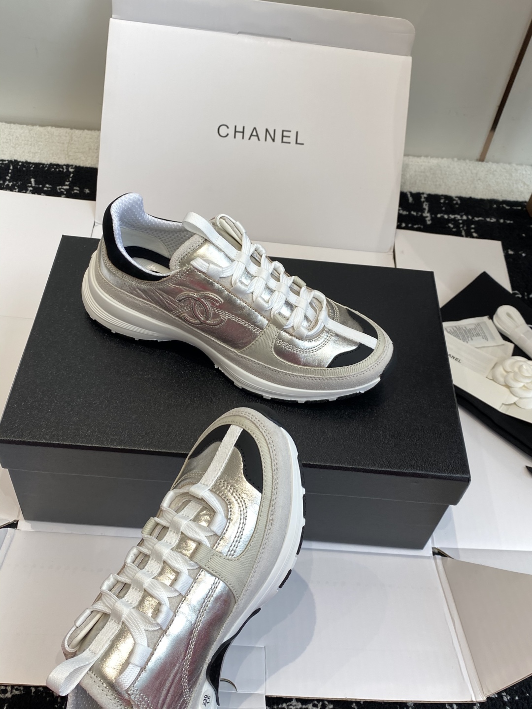 东莞代购级
Chanel香奈儿 25ss 春夏新款专柜顶级休闲款运动鞋

这款经典设计 鞋面多种工艺电绣