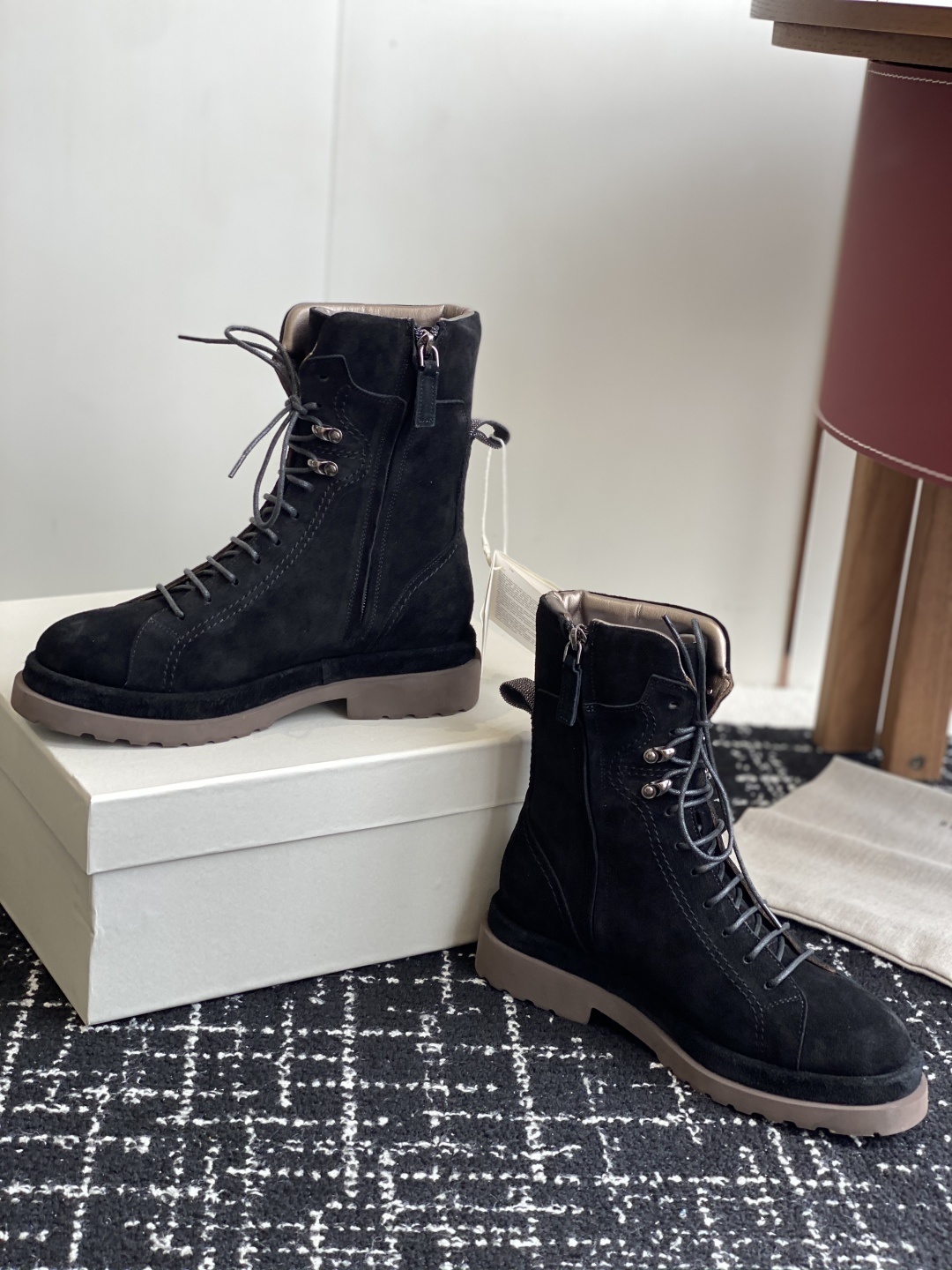 代购级
BRUNELLO CUCINELLI 新款马丁靴
不用多说!超级有范的一款靴子女孩子穿起来不要