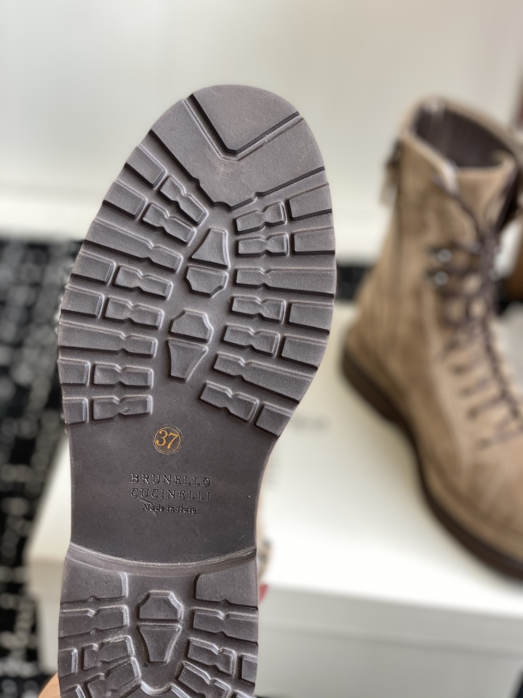 代购级
BRUNELLO CUCINELLI 新款马丁靴
不用多说!超级有范的一款靴子女孩子穿起来不要