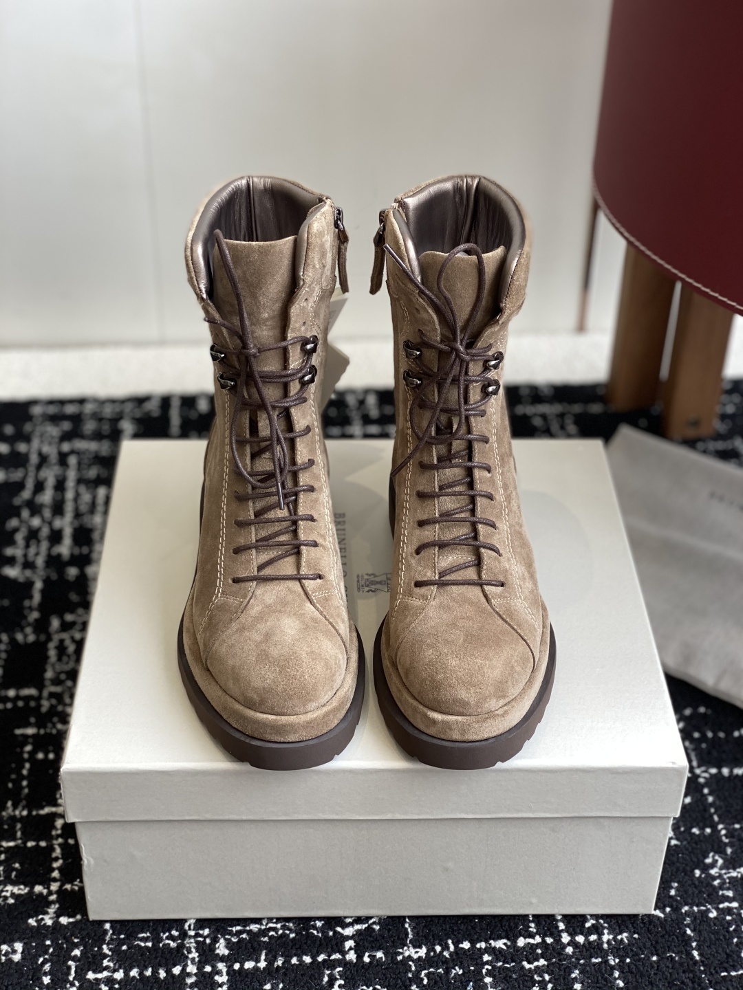 代购级
BRUNELLO CUCINELLI 新款马丁靴
不用多说!超级有范的一款靴子女孩子穿起来不要