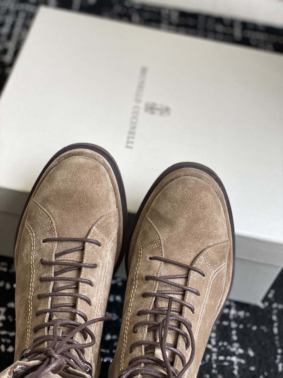 代购级
BRUNELLO CUCINELLI 新款马丁靴
不用多说!超级有范的一款靴子女孩子穿起来不要