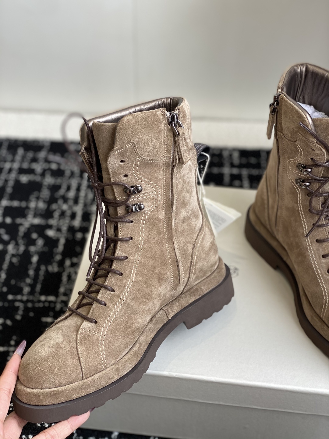 代购级
BRUNELLO CUCINELLI 新款马丁靴
不用多说!超级有范的一款靴子女孩子穿起来不要