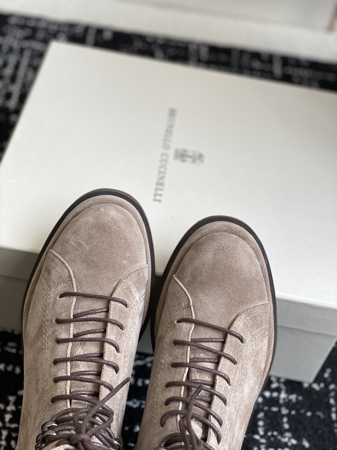 代购级
BRUNELLO CUCINELLI 新款马丁靴
不用多说!超级有范的一款靴子女孩子穿起来不要