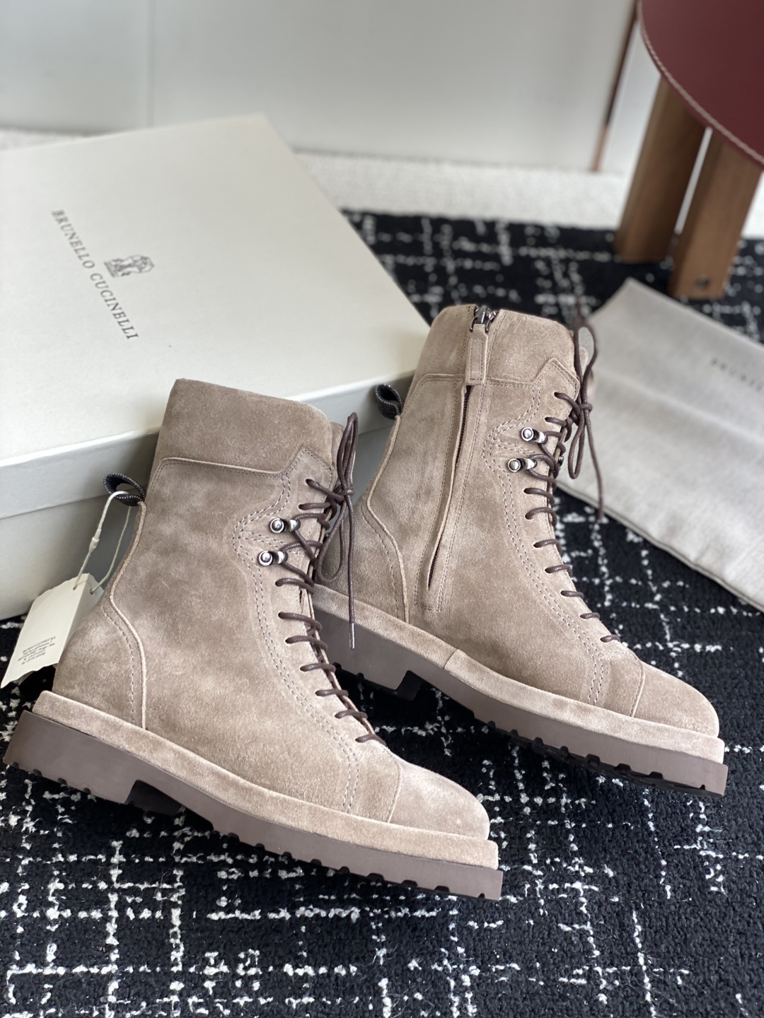 代购级
BRUNELLO CUCINELLI 新款马丁靴
不用多说!超级有范的一款靴子女孩子穿起来不要