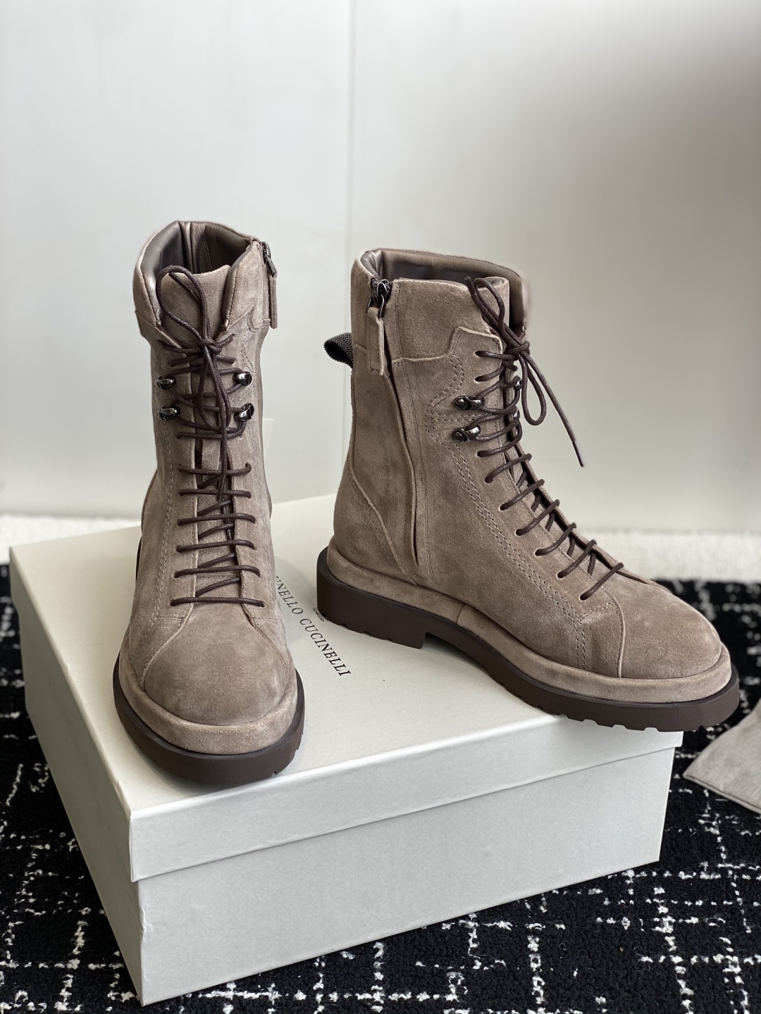 代购级
BRUNELLO CUCINELLI 新款马丁靴
不用多说!超级有范的一款靴子女孩子穿起来不要