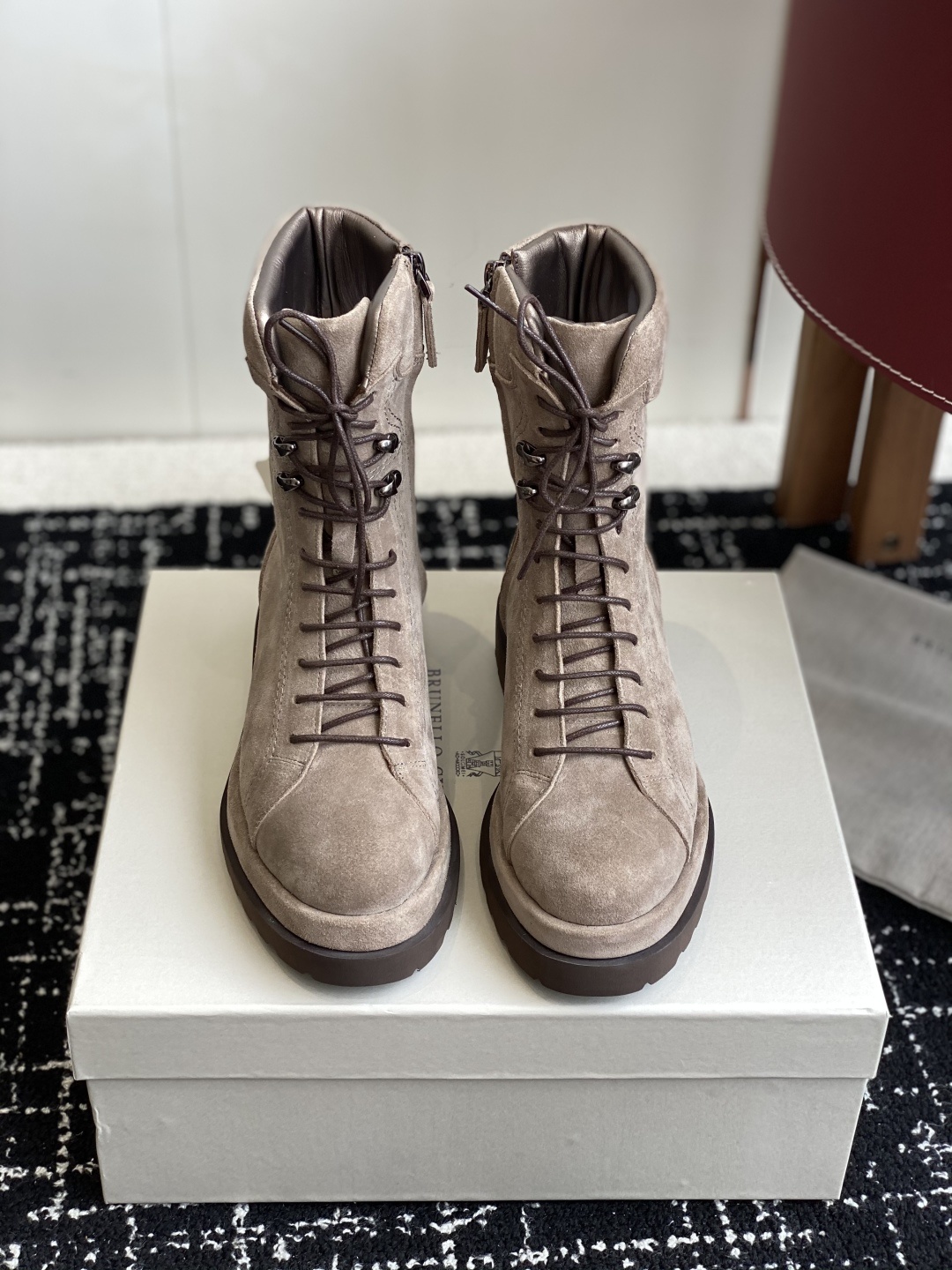 代购级
BRUNELLO CUCINELLI 新款马丁靴
不用多说!超级有范的一款靴子女孩子穿起来不要