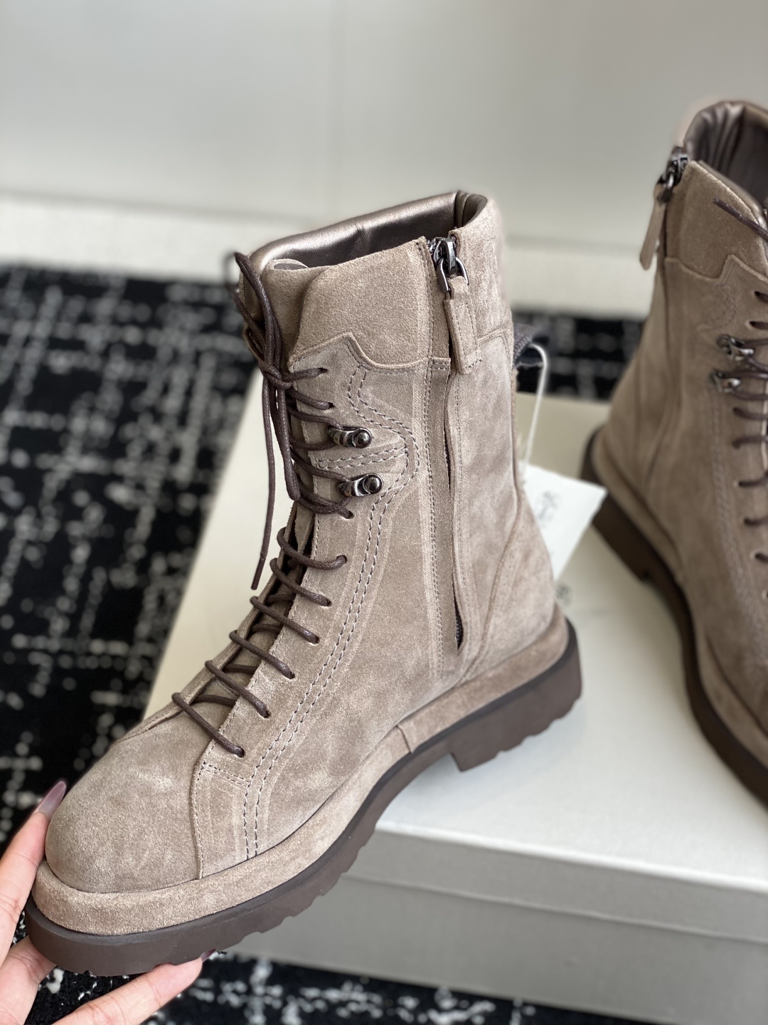 代购级
BRUNELLO CUCINELLI 新款马丁靴
不用多说!超级有范的一款靴子女孩子穿起来不要