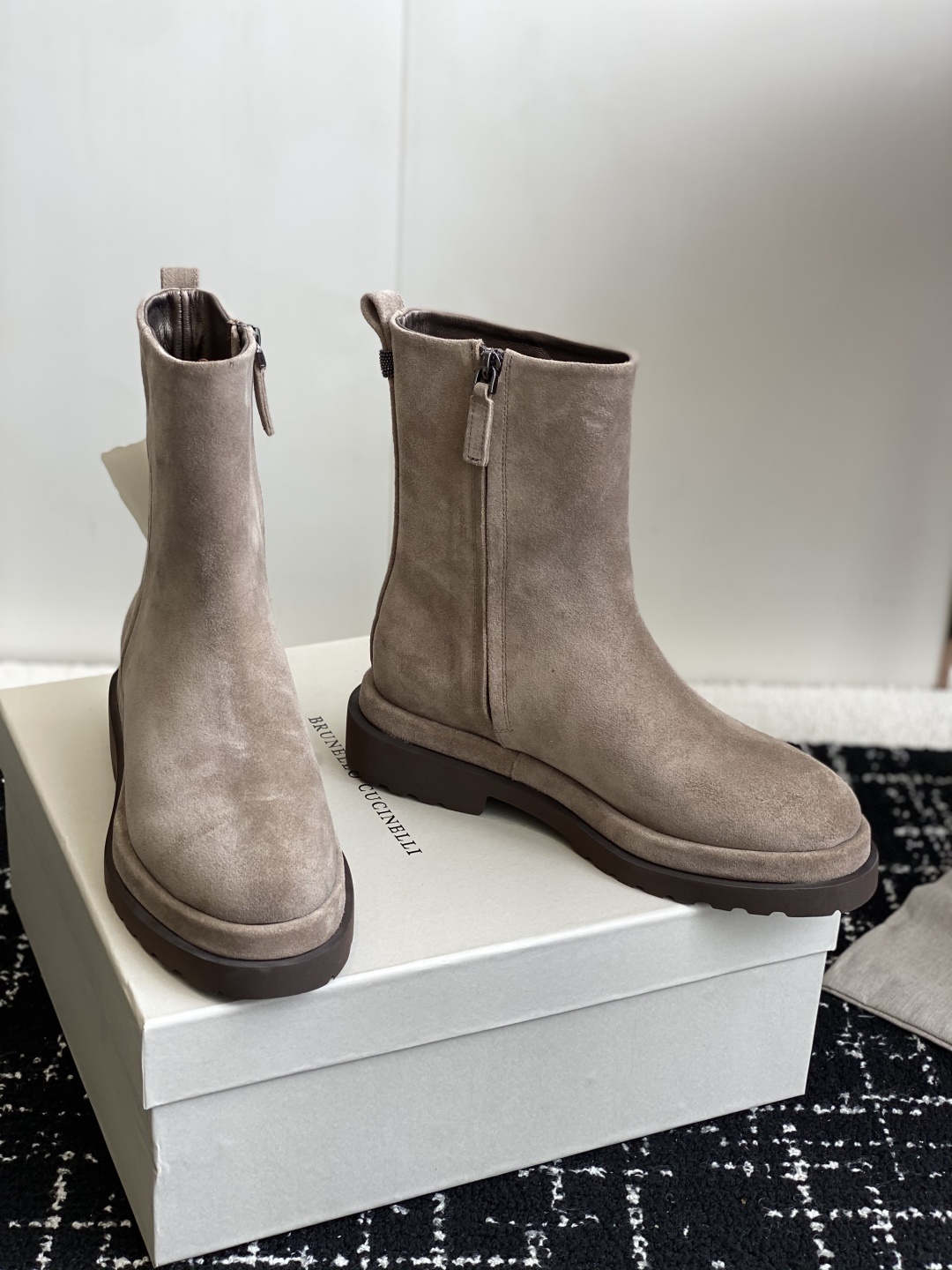 代购级
BRUNELLO CUCINELLI 新款马丁靴
不用多说!超级有范的一款靴子女孩子穿起来不要