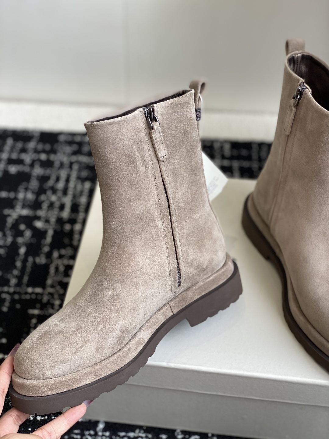 代购级
BRUNELLO CUCINELLI 新款马丁靴
不用多说!超级有范的一款靴子女孩子穿起来不要