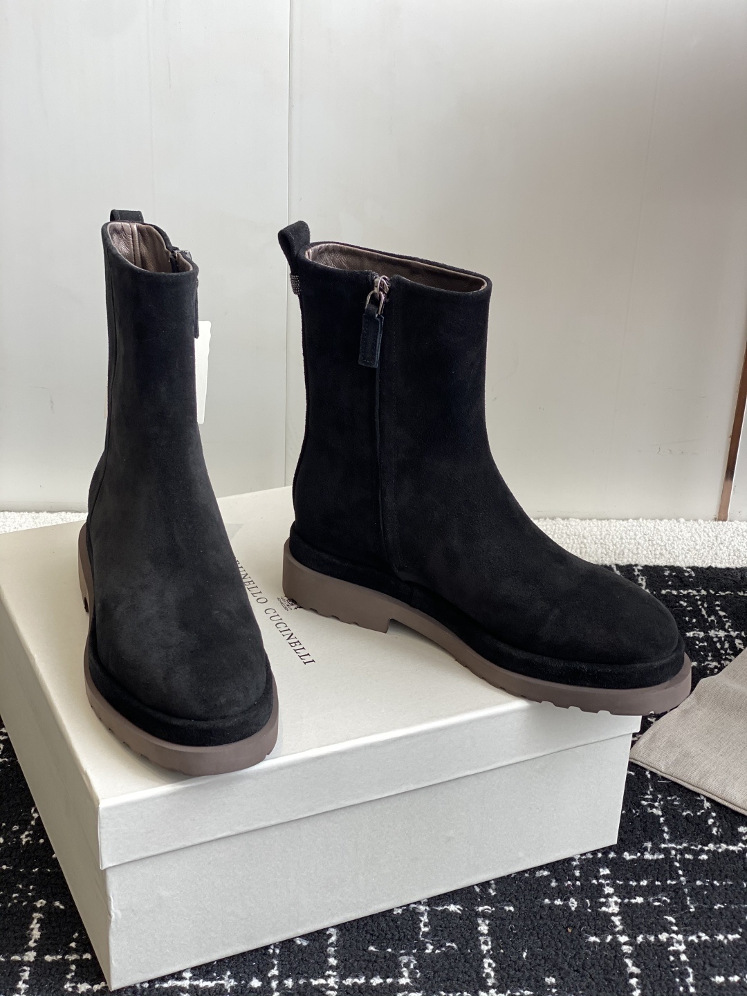 代购级
BRUNELLO CUCINELLI 新款马丁靴
不用多说!超级有范的一款靴子女孩子穿起来不要