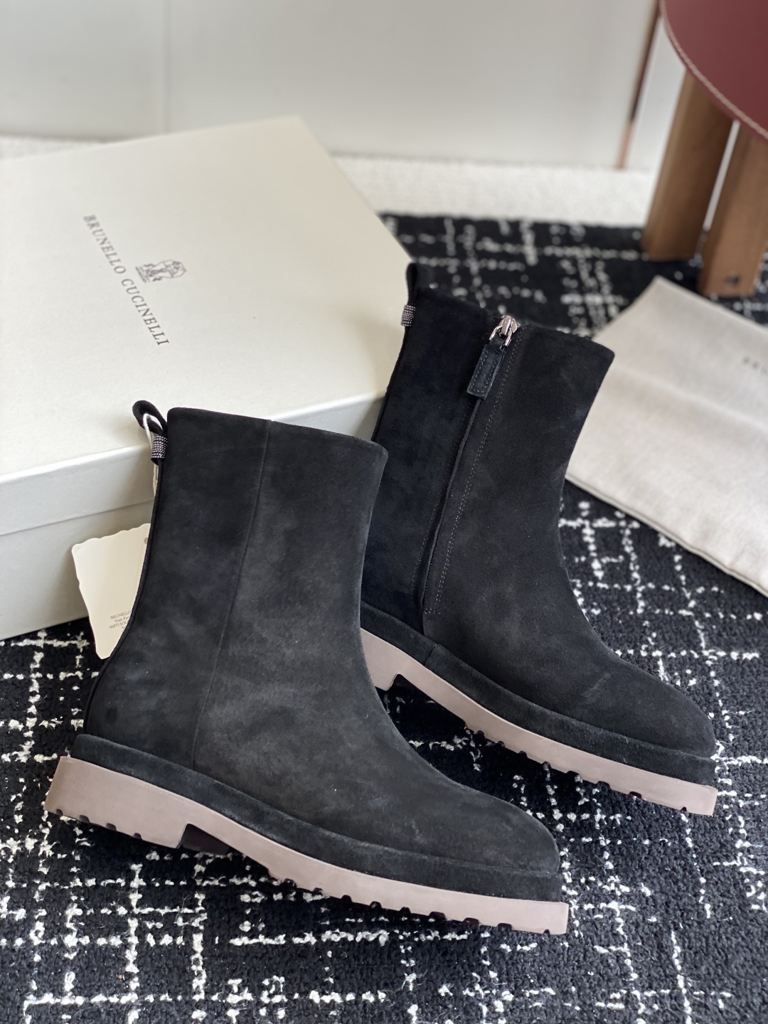 代购级
BRUNELLO CUCINELLI 新款马丁靴
不用多说!超级有范的一款靴子女孩子穿起来不要