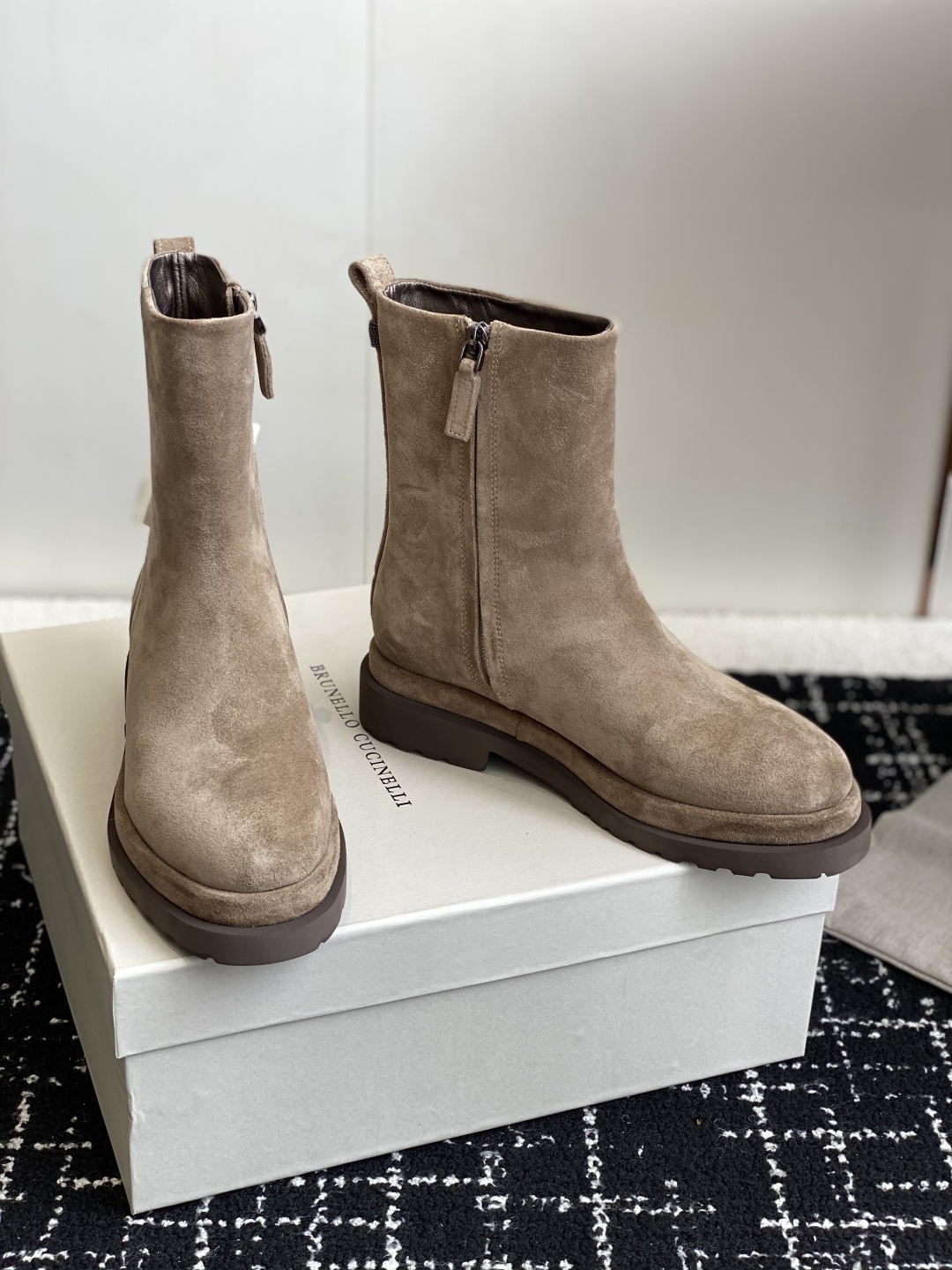 代购级
BRUNELLO CUCINELLI 新款马丁靴
不用多说!超级有范的一款靴子女孩子穿起来不要