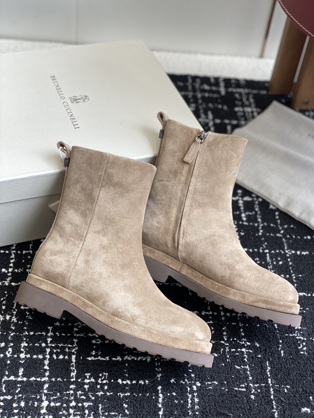 代购级
BRUNELLO CUCINELLI 新款马丁靴
不用多说!超级有范的一款靴子女孩子穿起来不要