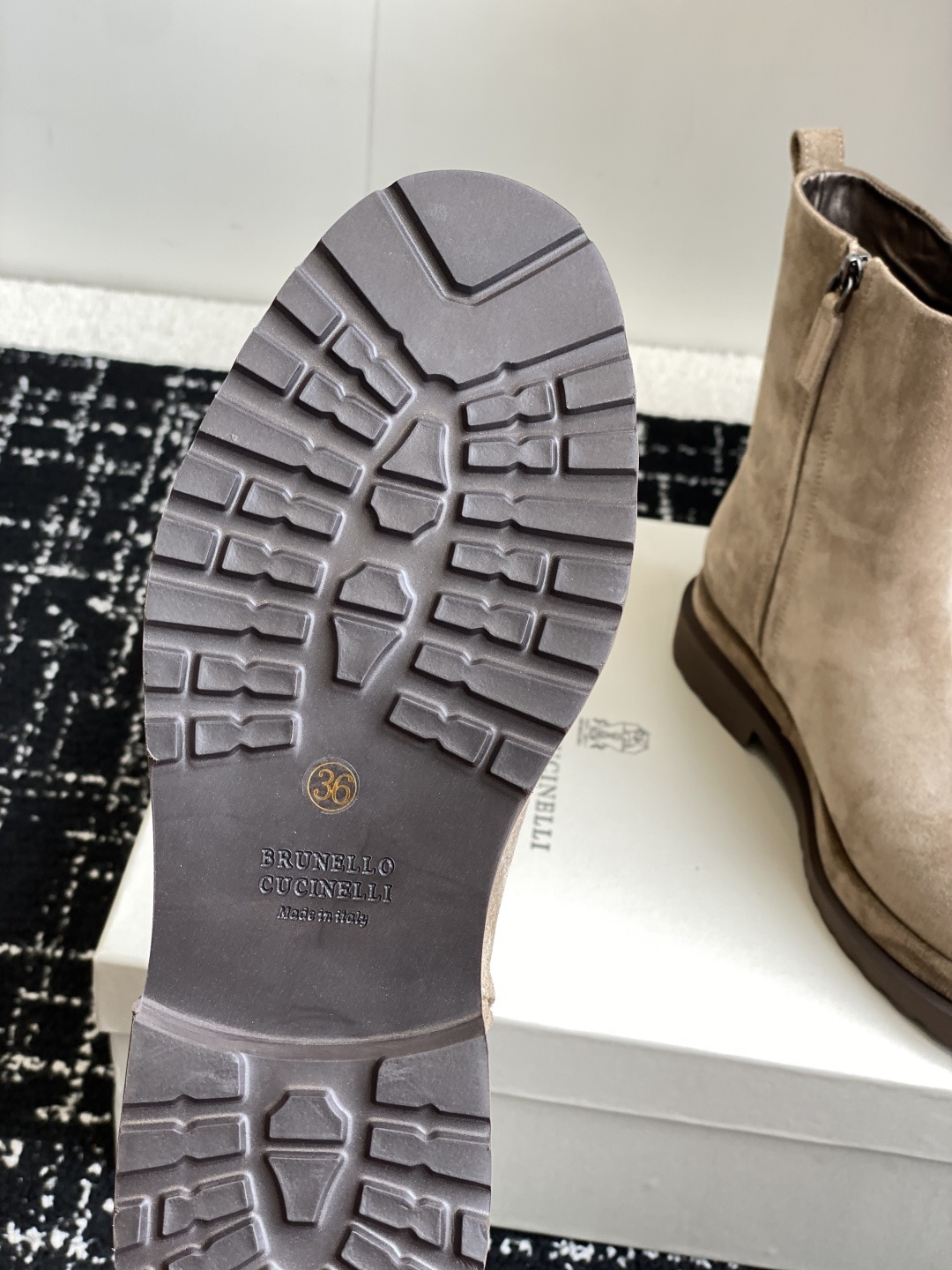 代购级
BRUNELLO CUCINELLI 新款马丁靴
不用多说!超级有范的一款靴子女孩子穿起来不要