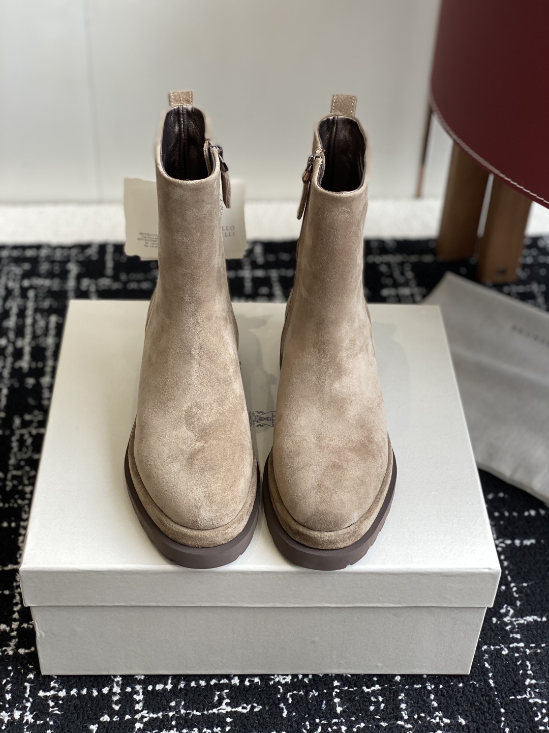 代购级
BRUNELLO CUCINELLI 新款马丁靴
不用多说!超级有范的一款靴子女孩子穿起来不要