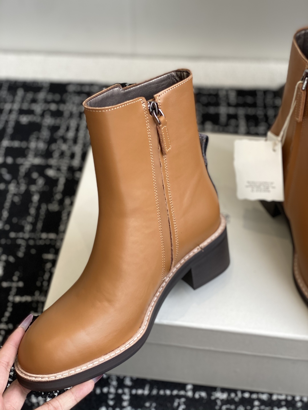 代购级
BRUNELLO CUCINELLI 新款马丁靴
不用多说!超级有范的一款靴子女孩子穿起来不要