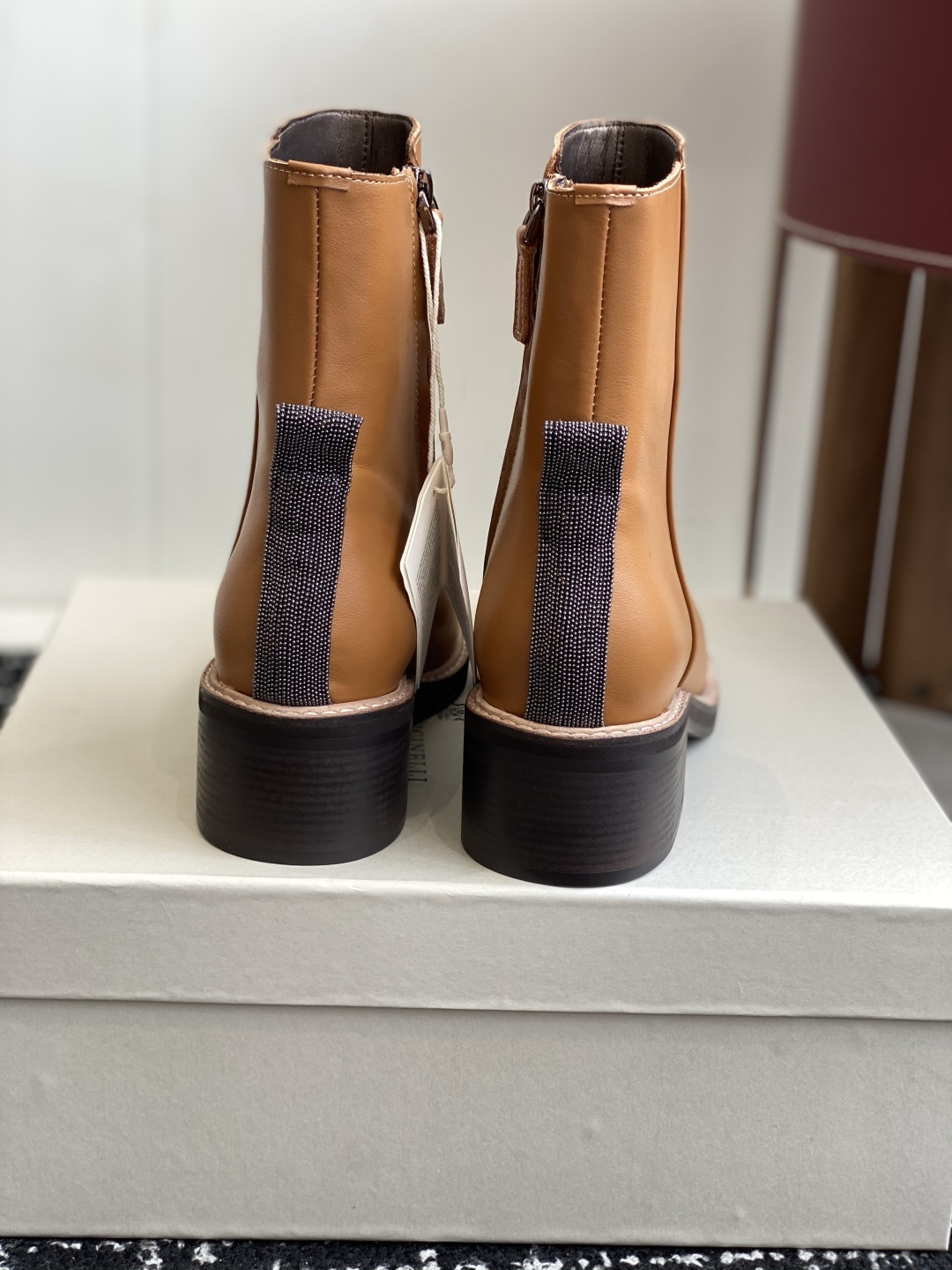 代购级
BRUNELLO CUCINELLI 新款马丁靴
不用多说!超级有范的一款靴子女孩子穿起来不要